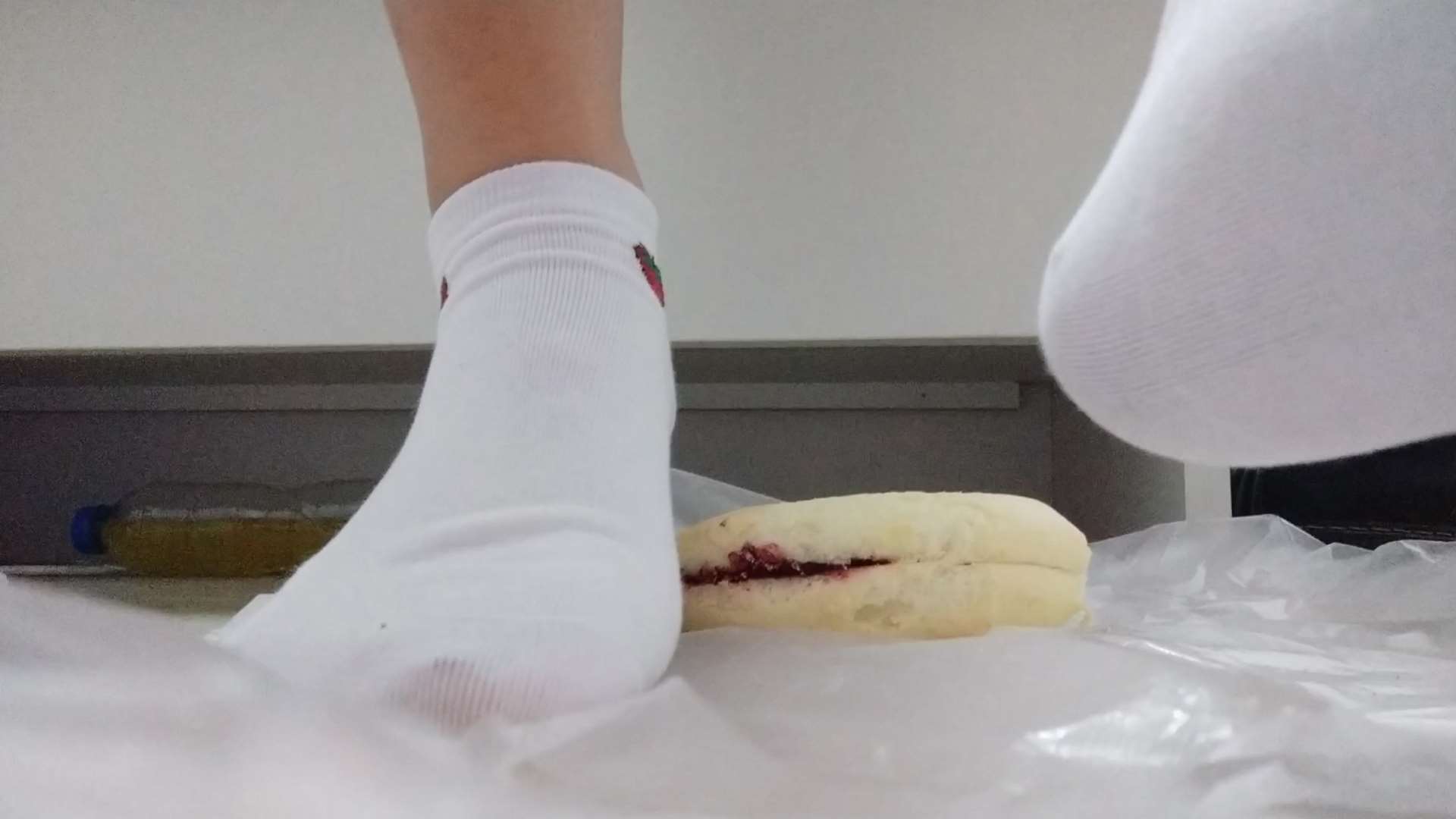 《[视频]白袜踩蛋糕》作品图