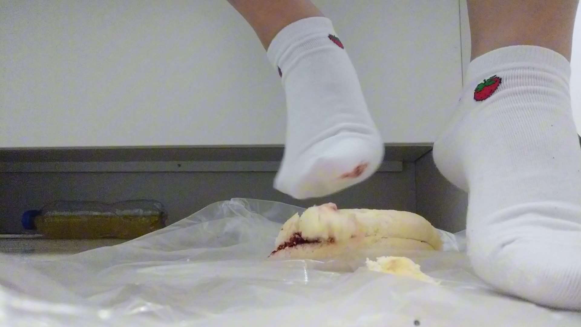 《[视频]白袜踩蛋糕》作品图