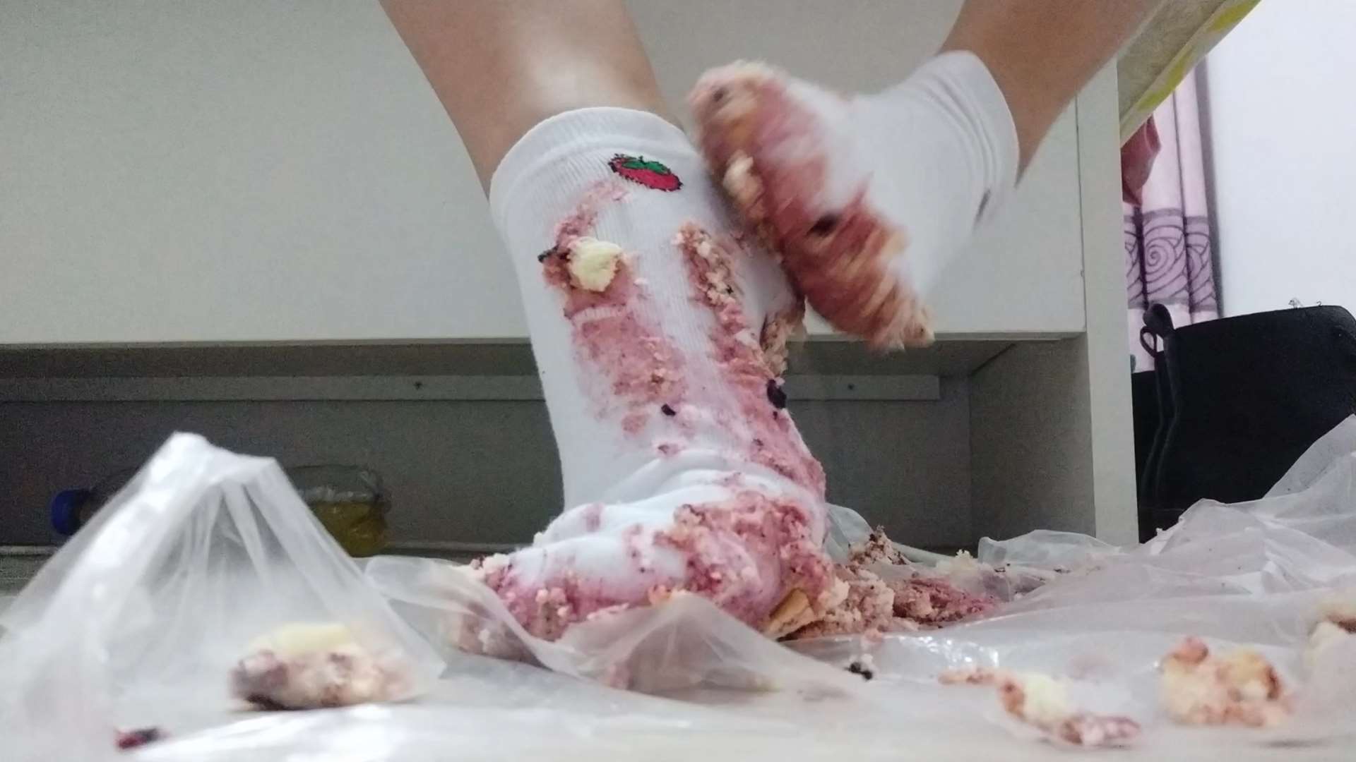 《[视频]白袜踩蛋糕》作品图