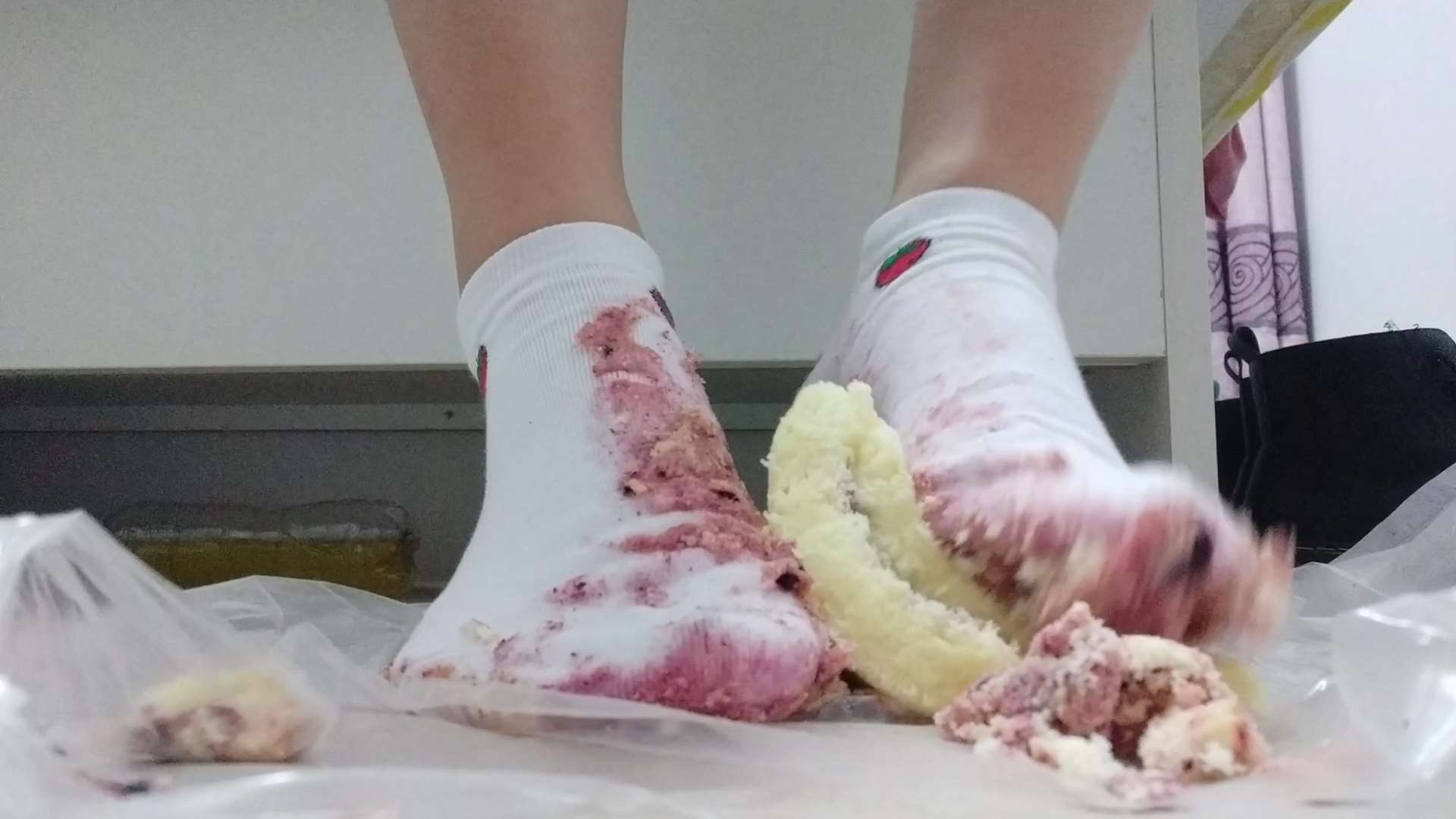 《[视频]白袜踩蛋糕》作品图