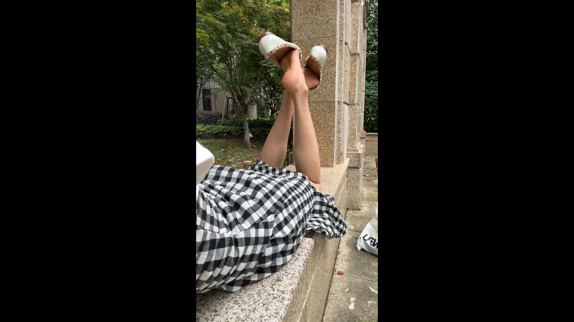 《[视频]孙圆圆-小区秀嫩足》作品图