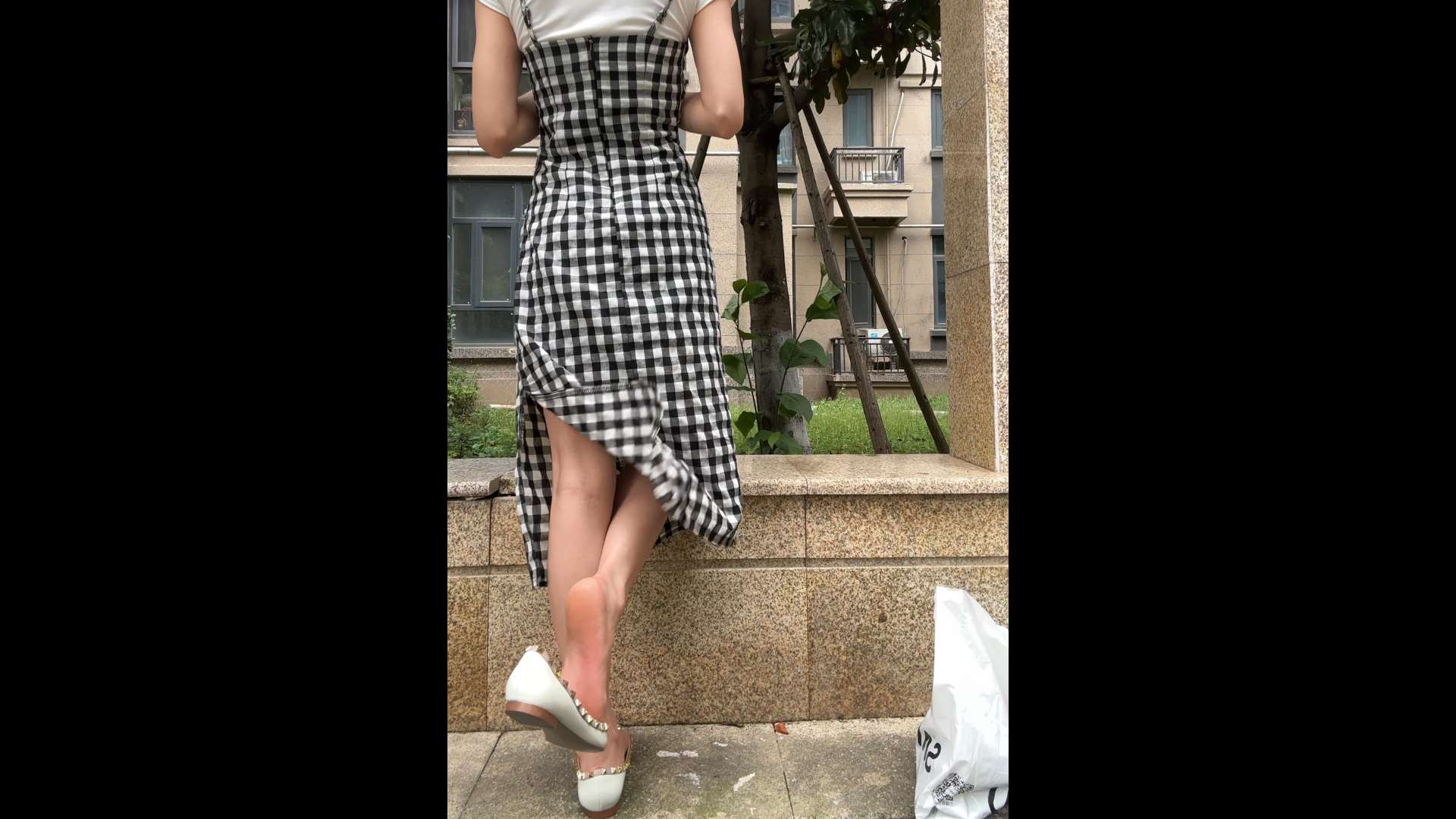 《[视频]孙圆圆-小区秀嫩足》作品图