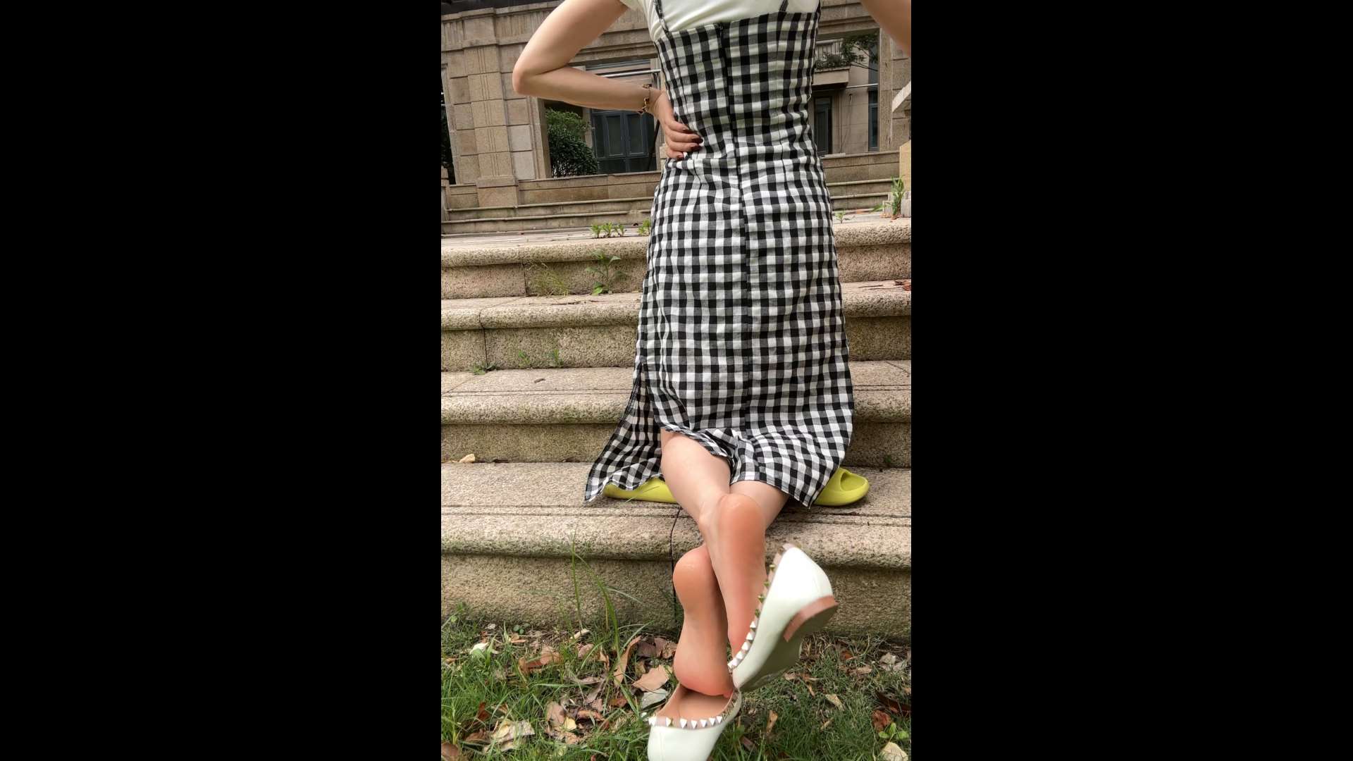 《[视频]孙圆圆-小区秀嫩足》作品图