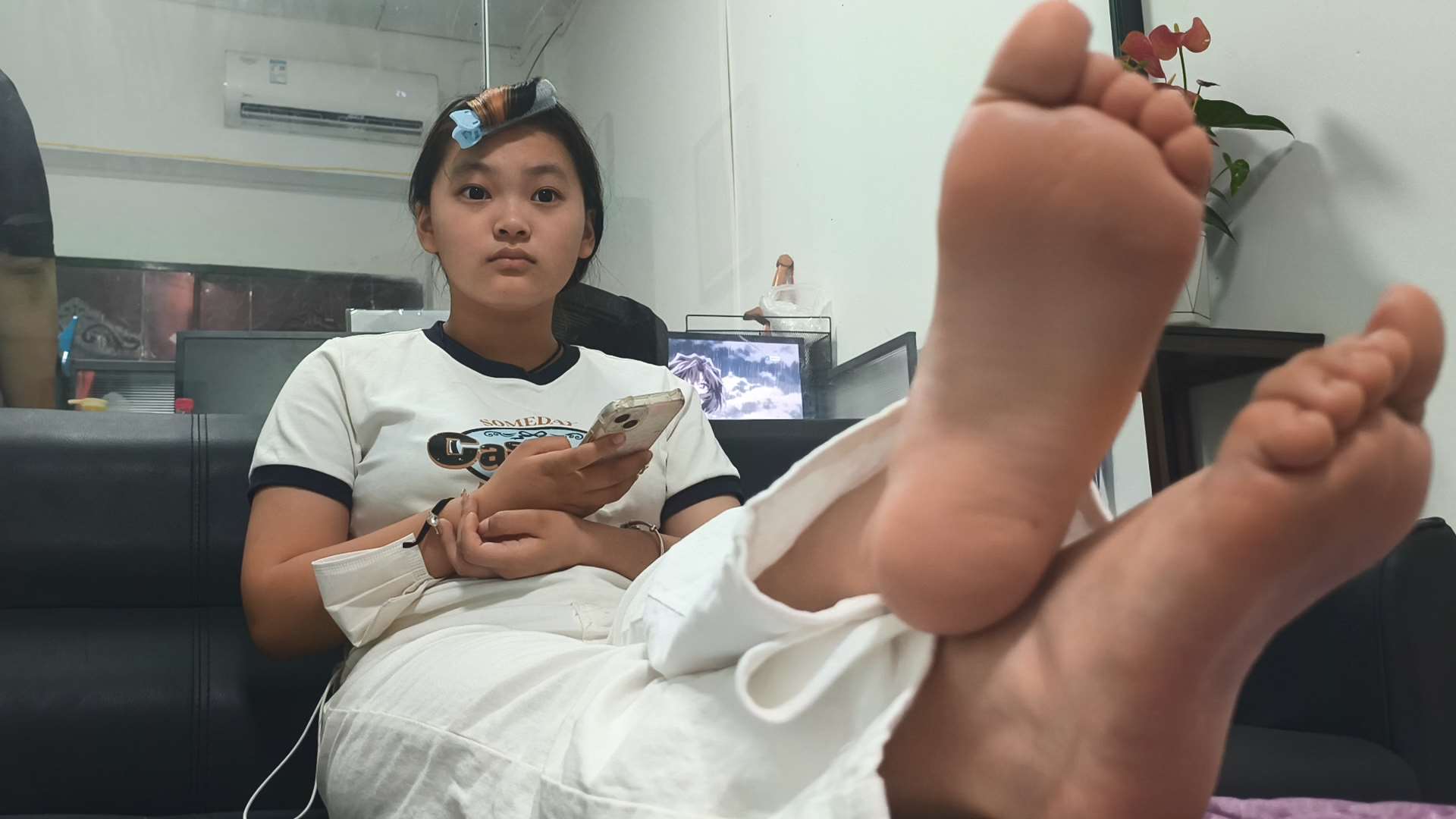 《[视频]妹妹绷起脚尖展示诱人裸足》作品图