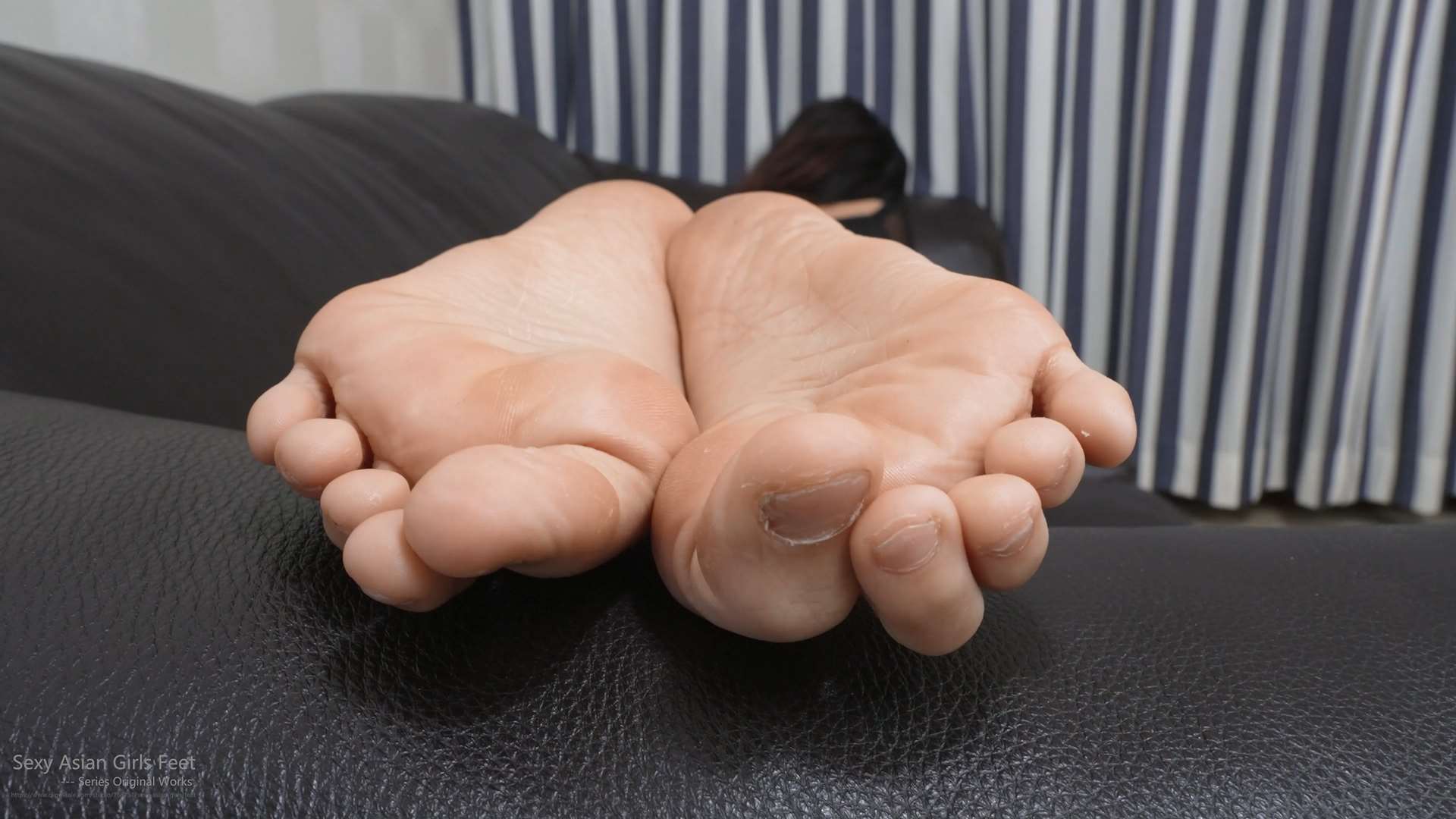 《[寄卖视频]A&F-Sisi展示了她性感的小脚》作品图