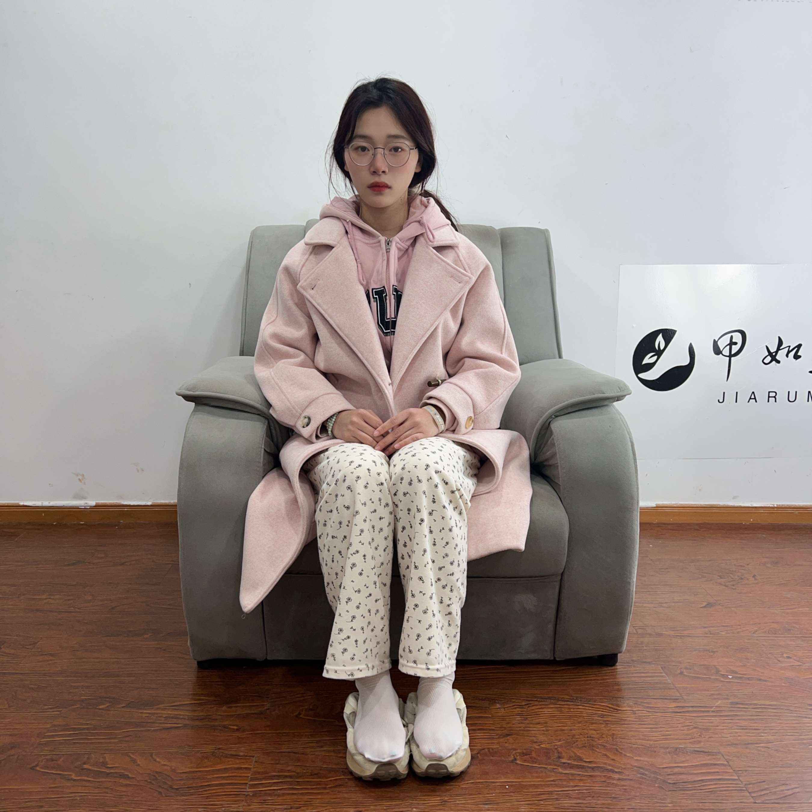 《眼镜妹多皱纹大脚》作品图