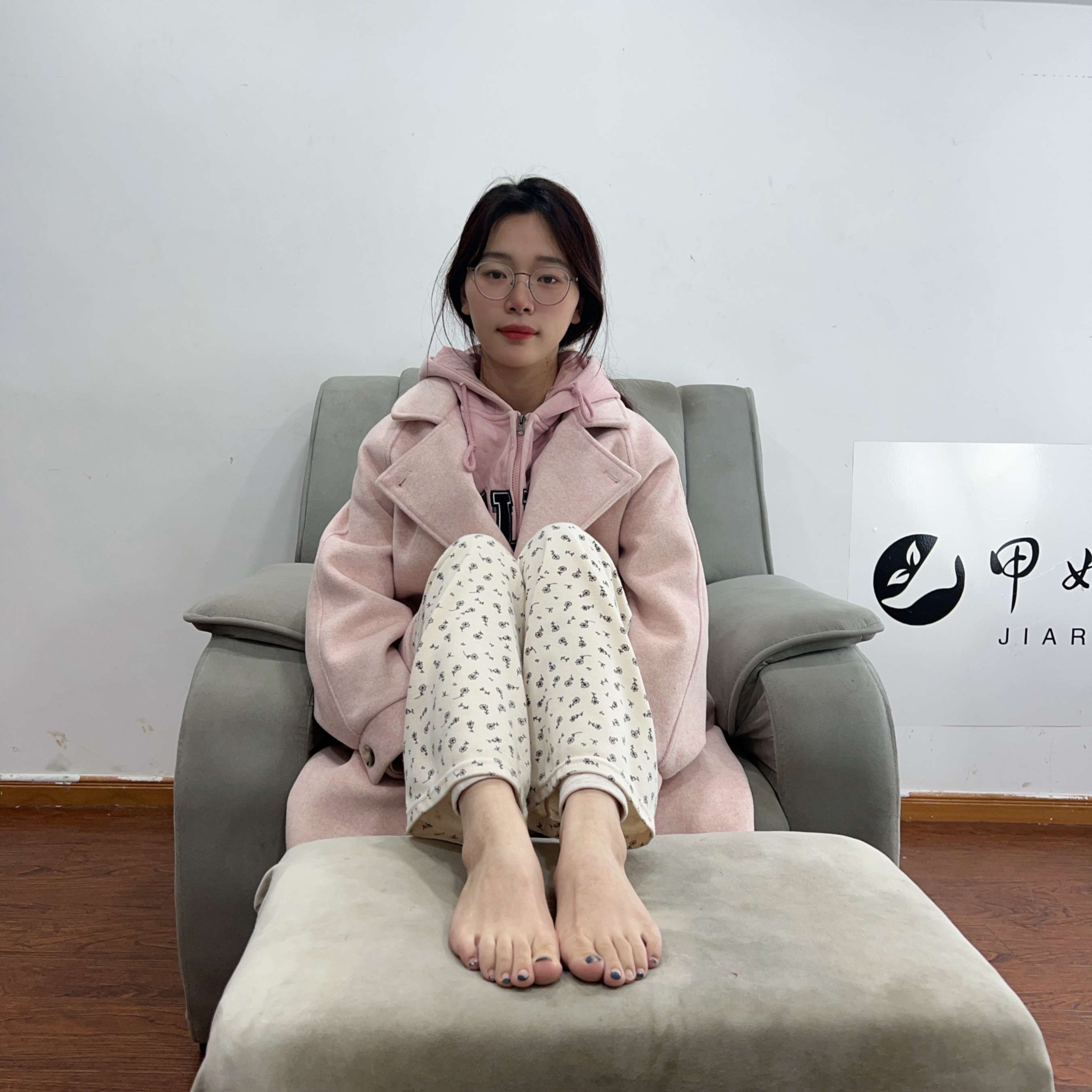 《眼镜妹多皱纹大脚》作品图