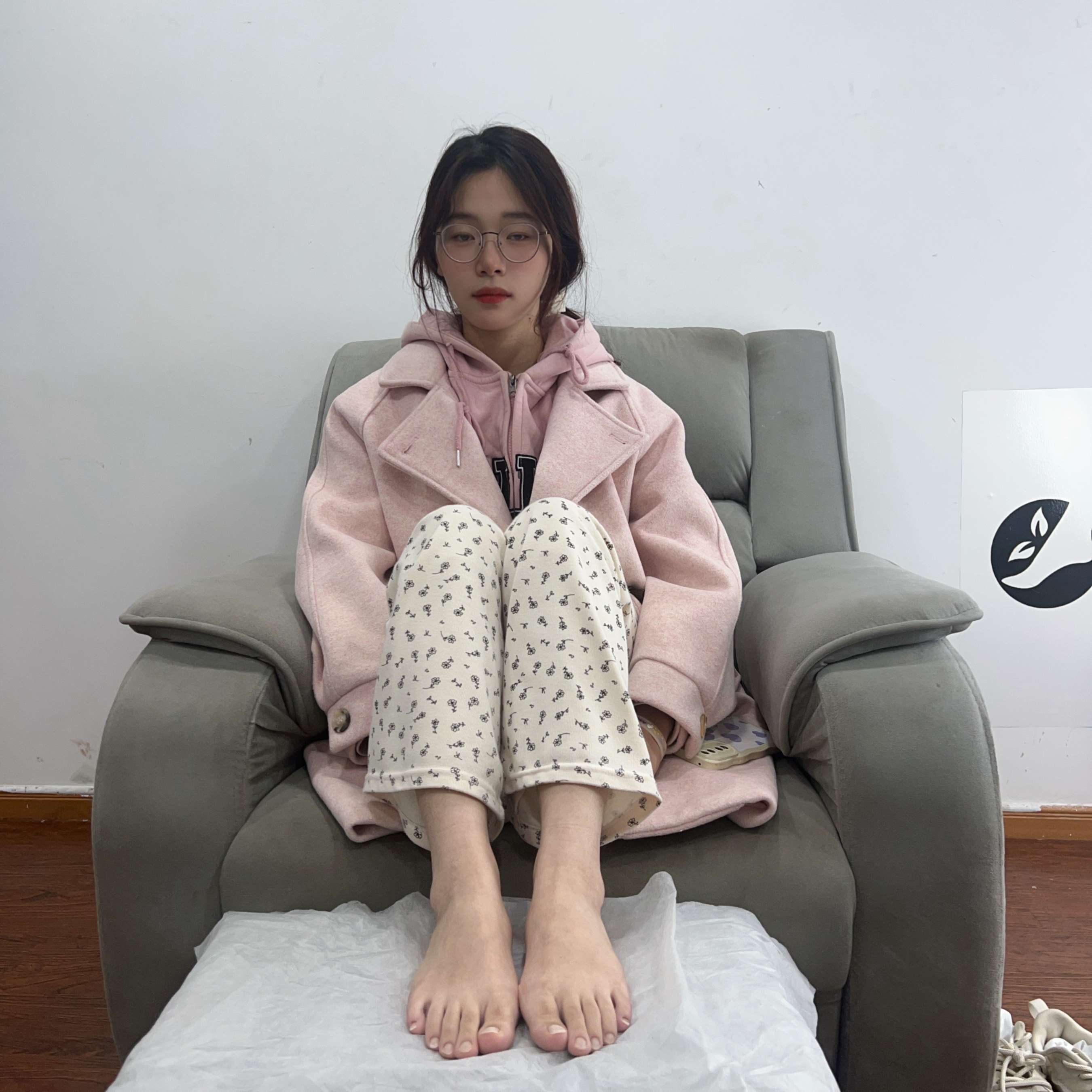 《眼镜妹多皱纹大脚》作品图