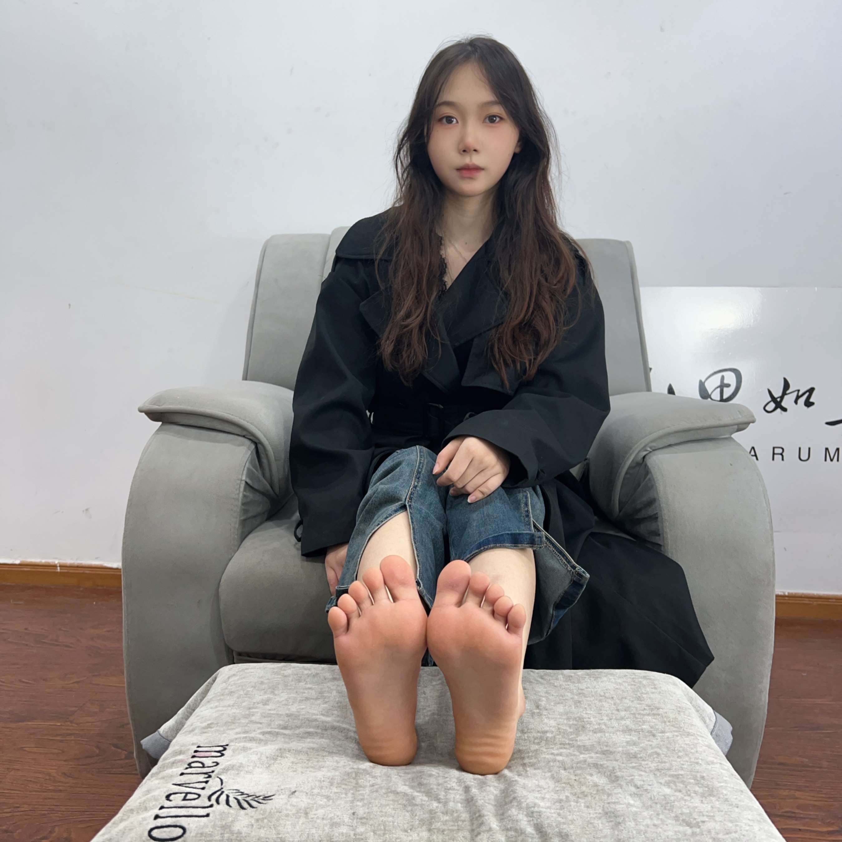 《少女牛仔裤の嫩足》作品图