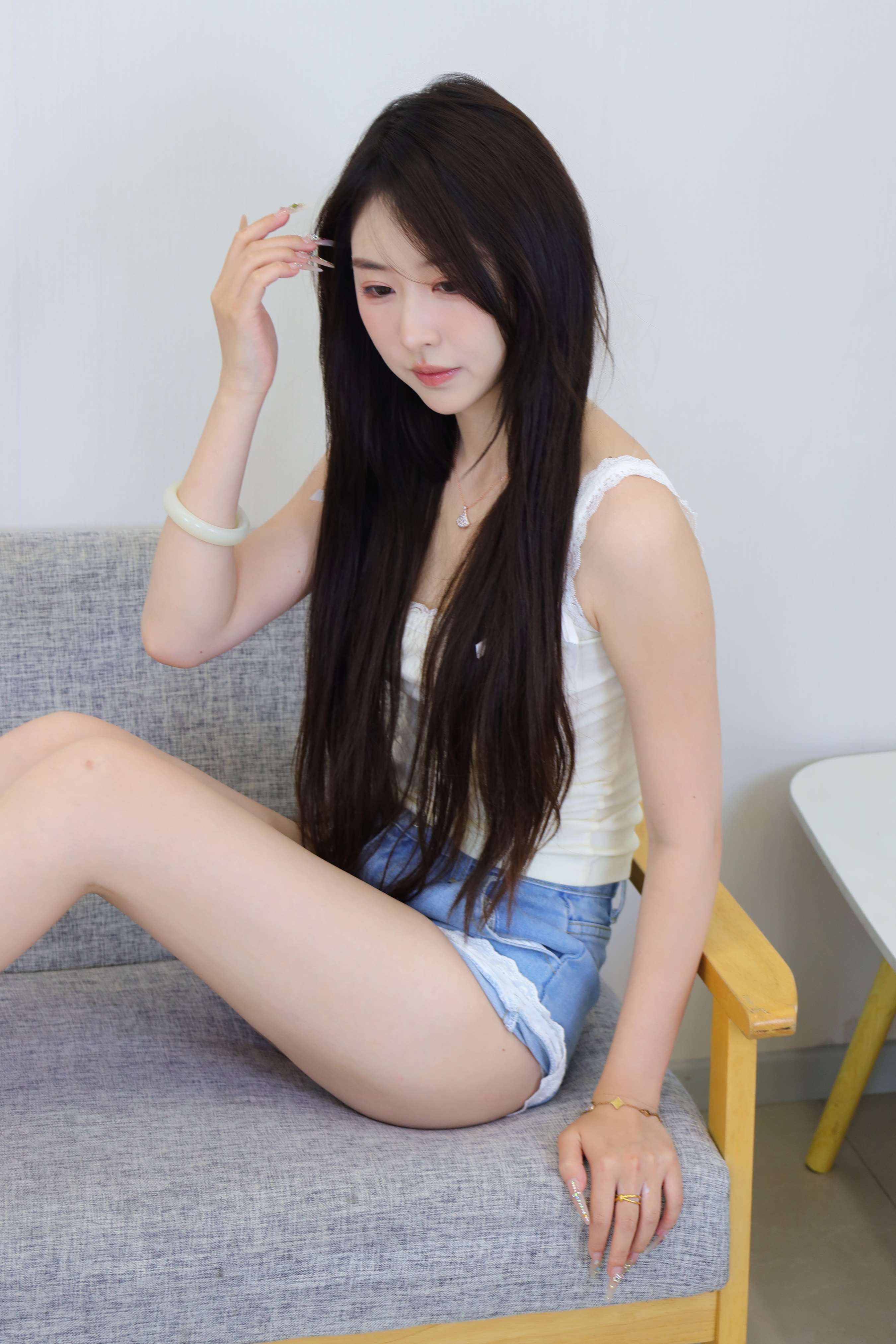 《依依 牛仔热裤の棉袜、赤足》作品图