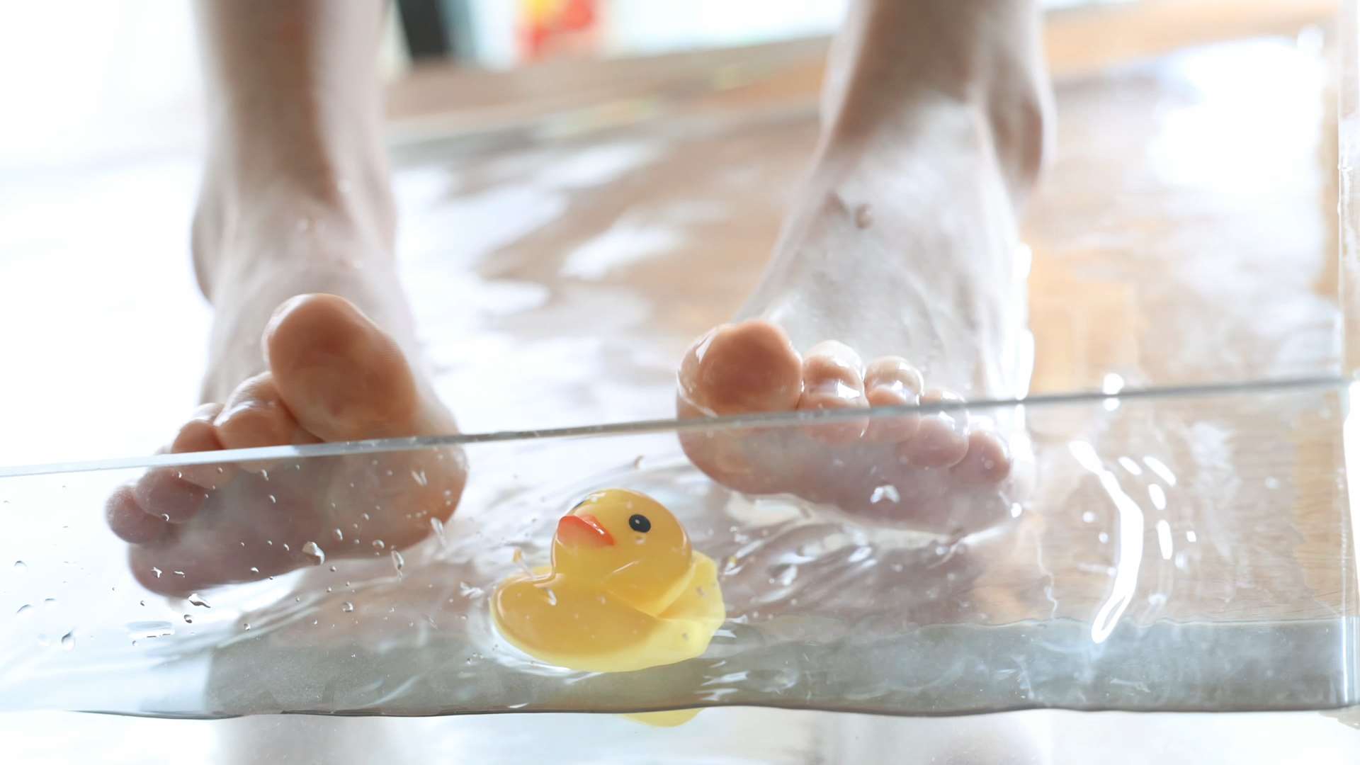 《[视频]嫩足玩水》作品图