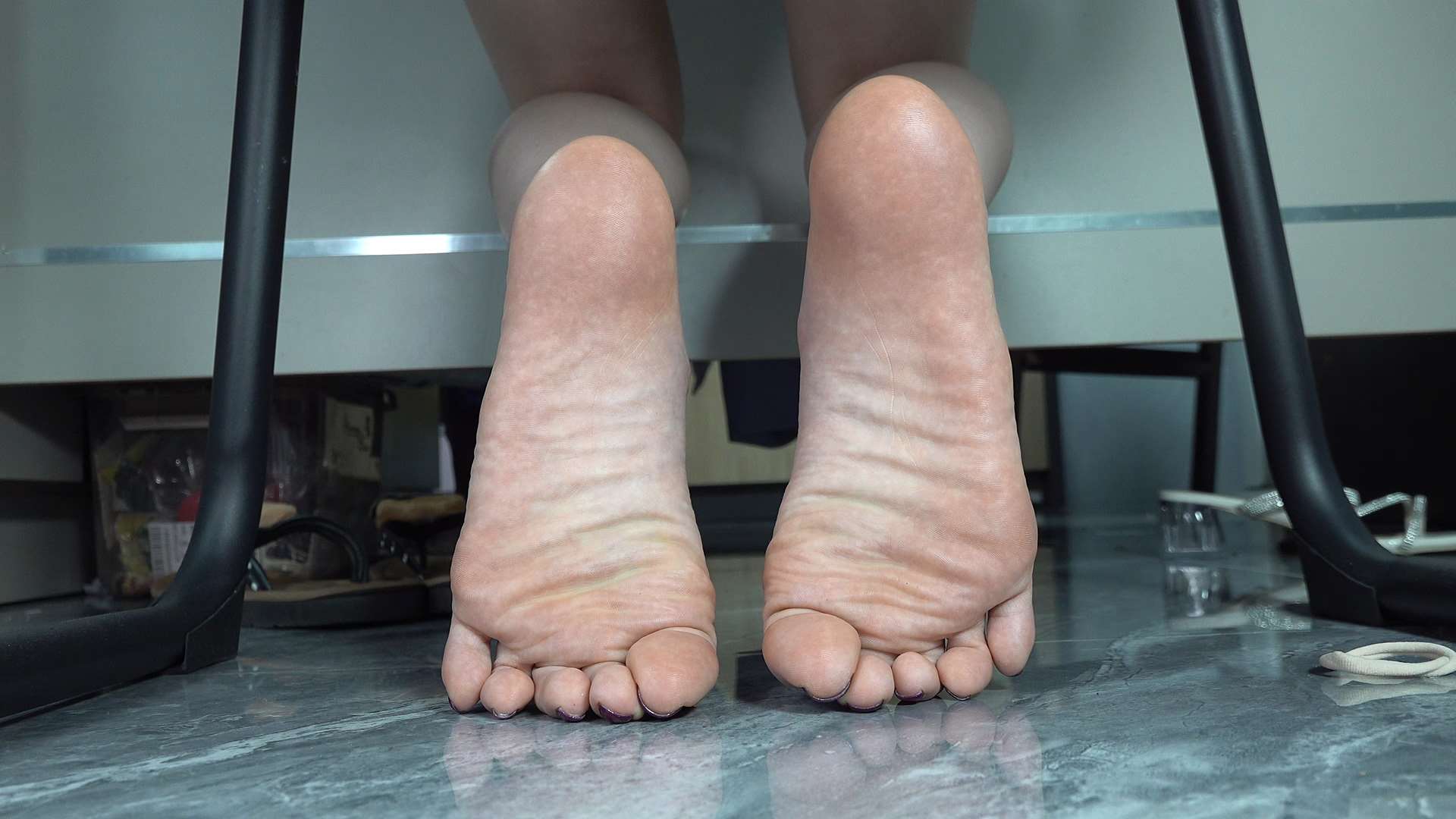 《[视频]玉玉椅子下的赤足美脚》作品图