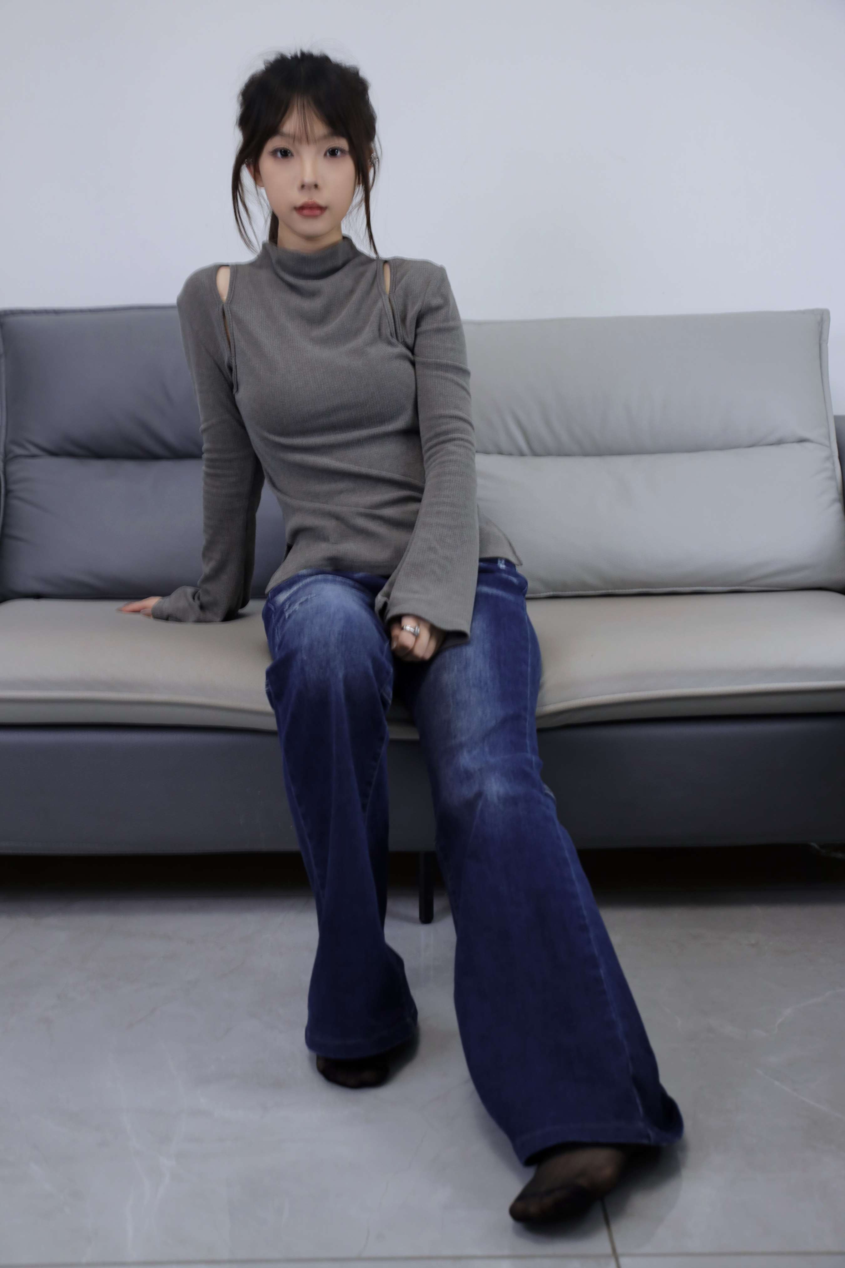 《章章 牛仔の黑丝、赤足》作品图