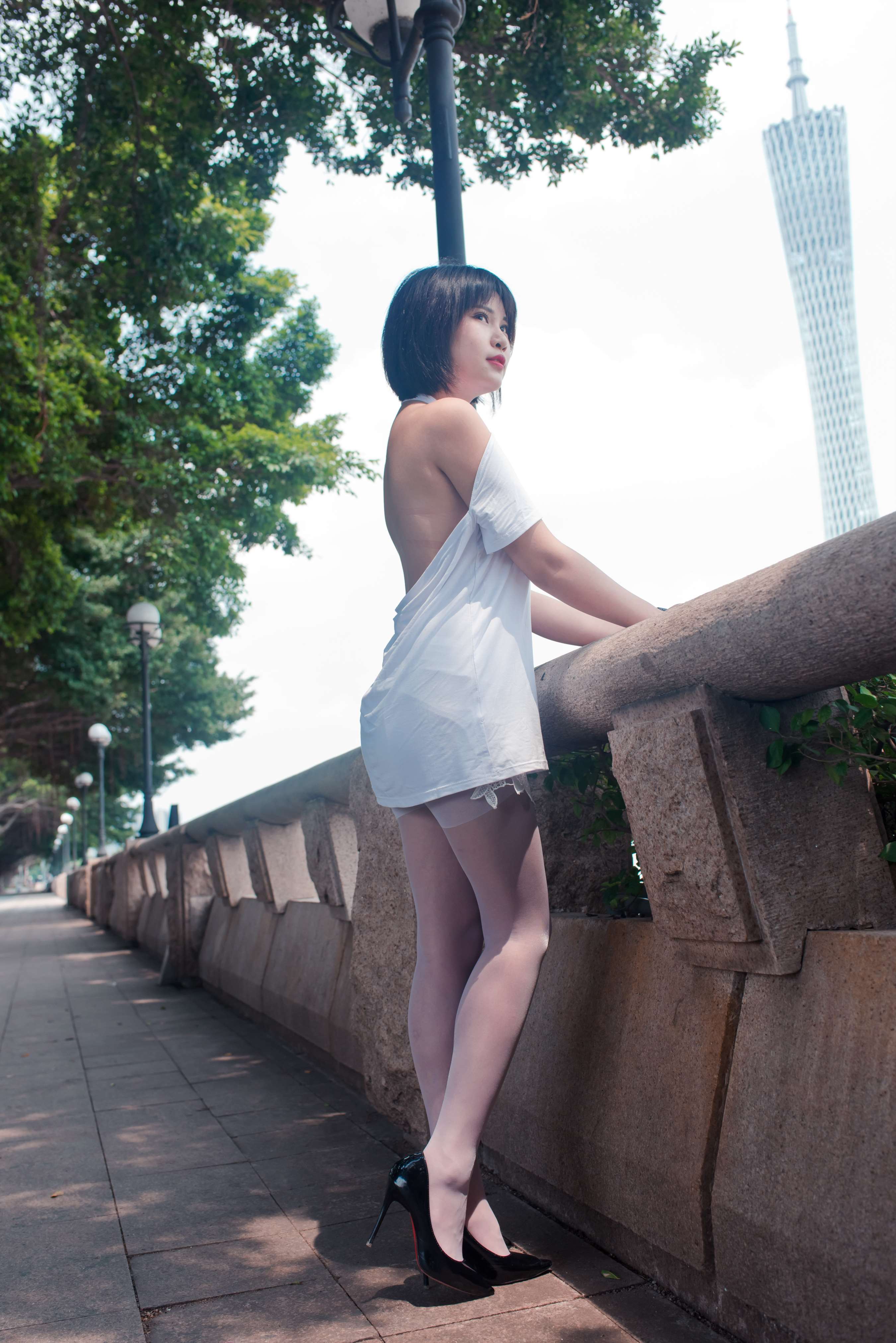 《美女萌宝儿穿着大露背的白丝足》作品图