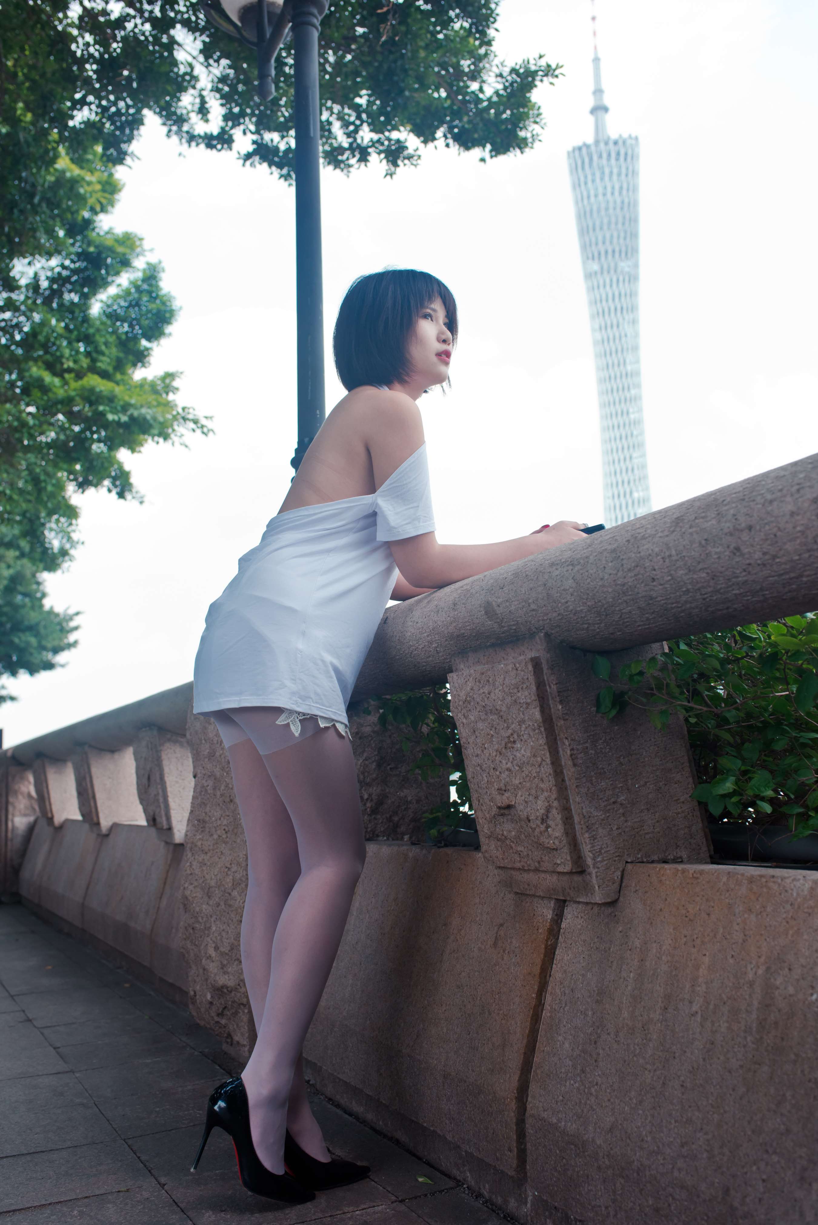 《美女萌宝儿穿着大露背的白丝足》作品图