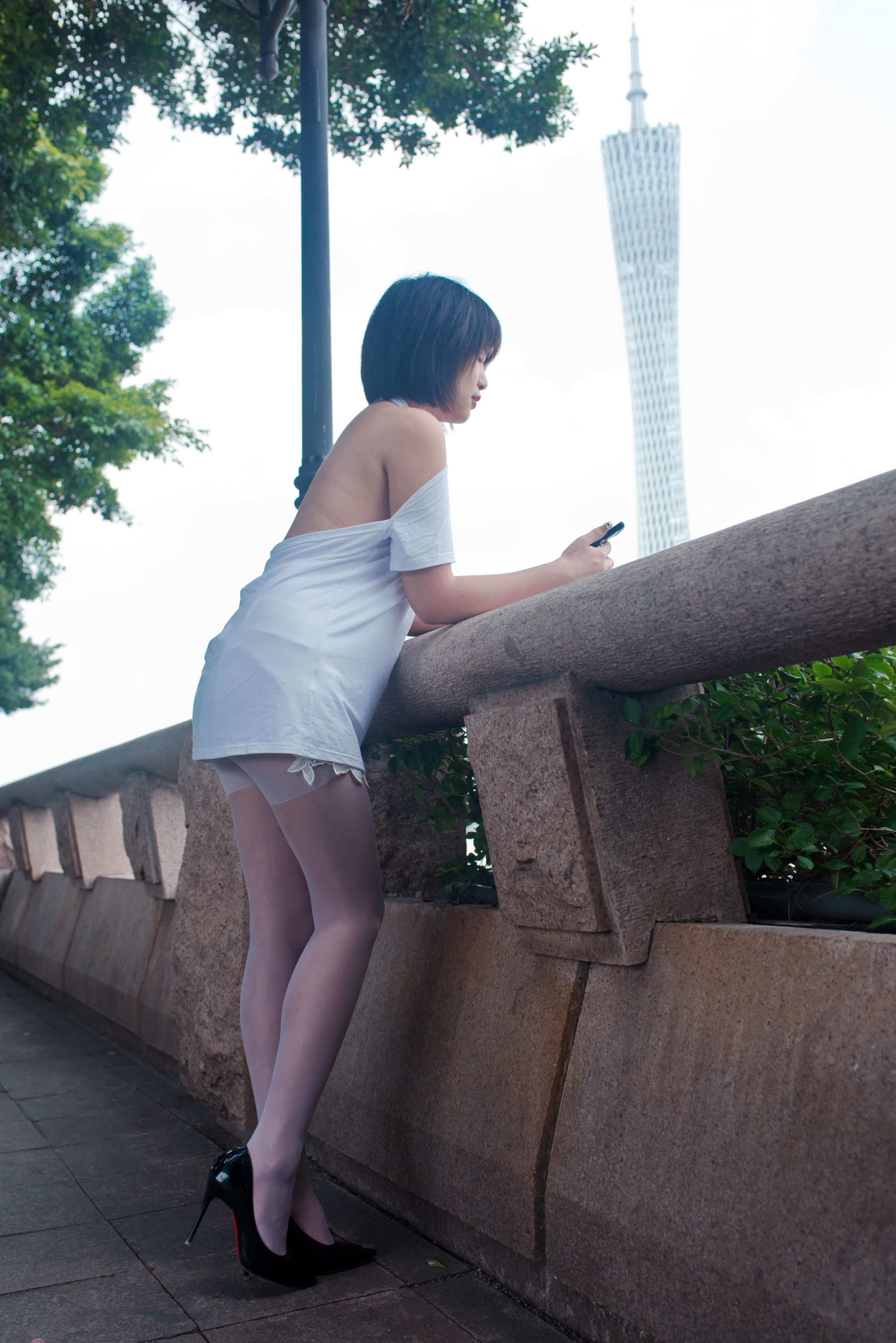 《美女萌宝儿穿着大露背的白丝足》作品图