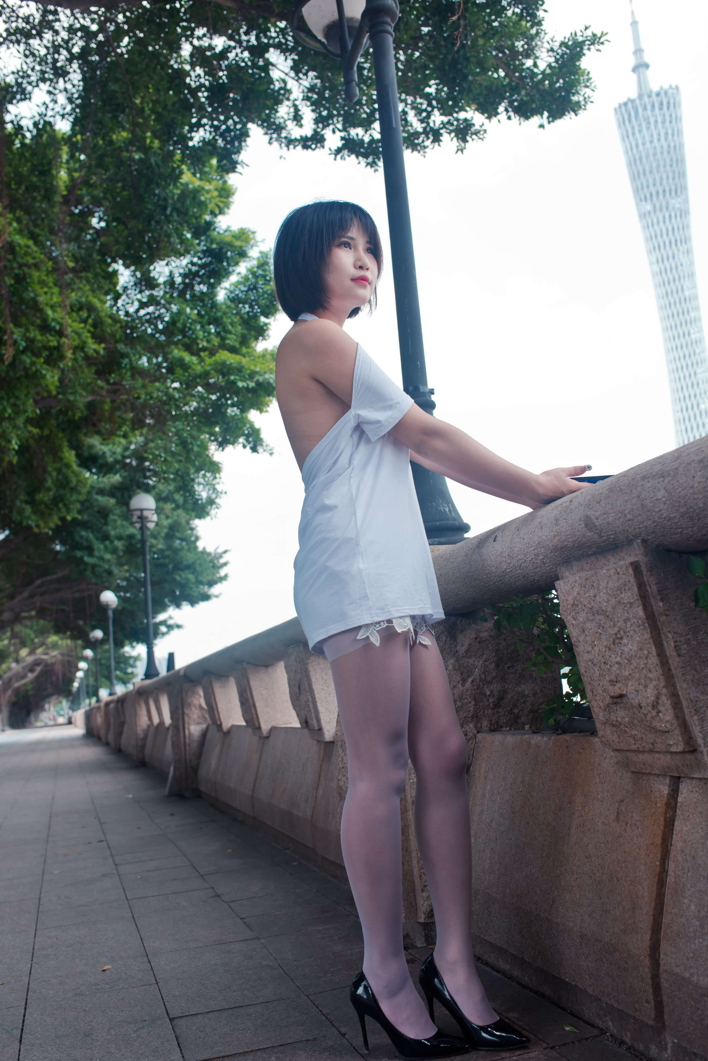 《美女萌宝儿穿着大露背的白丝足》作品图