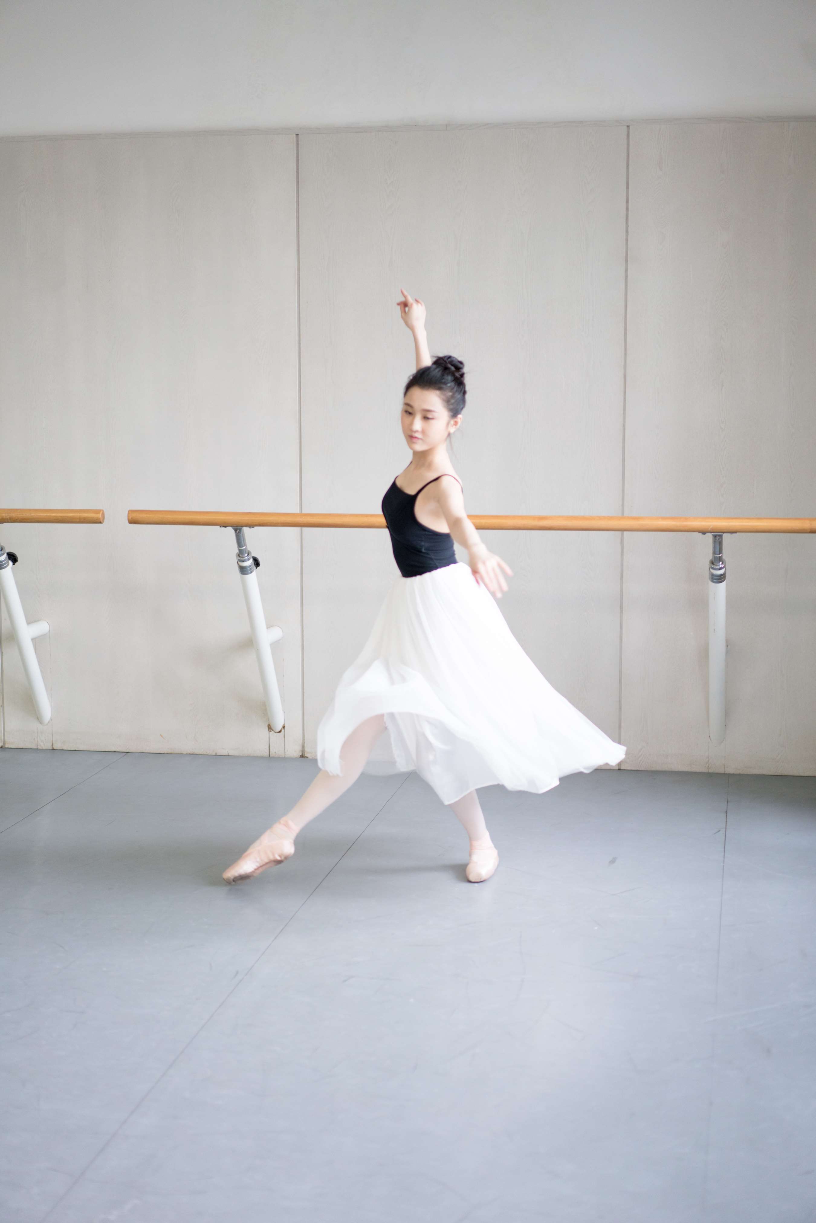 《舞蹈生芭蕾白裙练舞》作品图