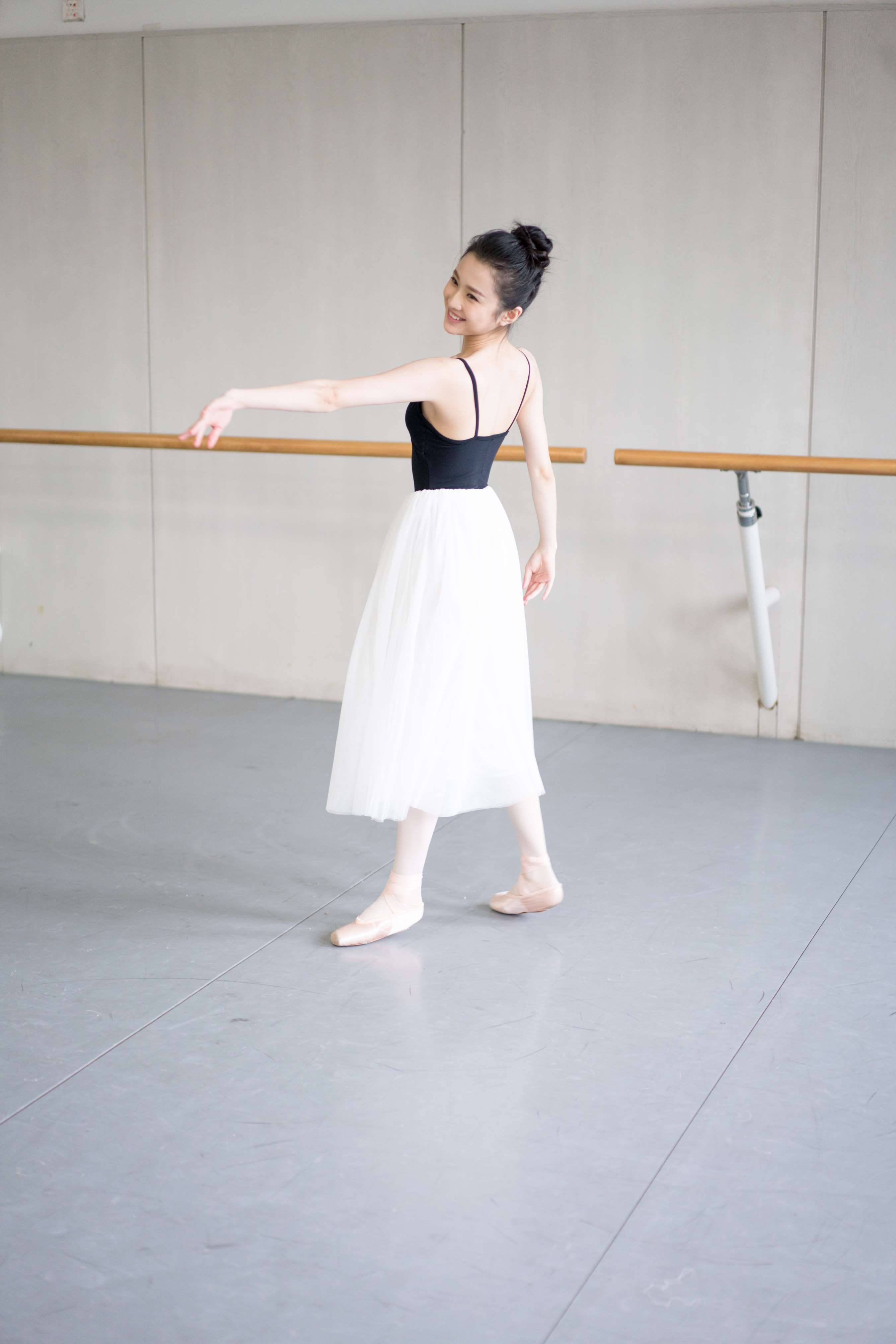 《舞蹈生芭蕾白裙练舞》作品图