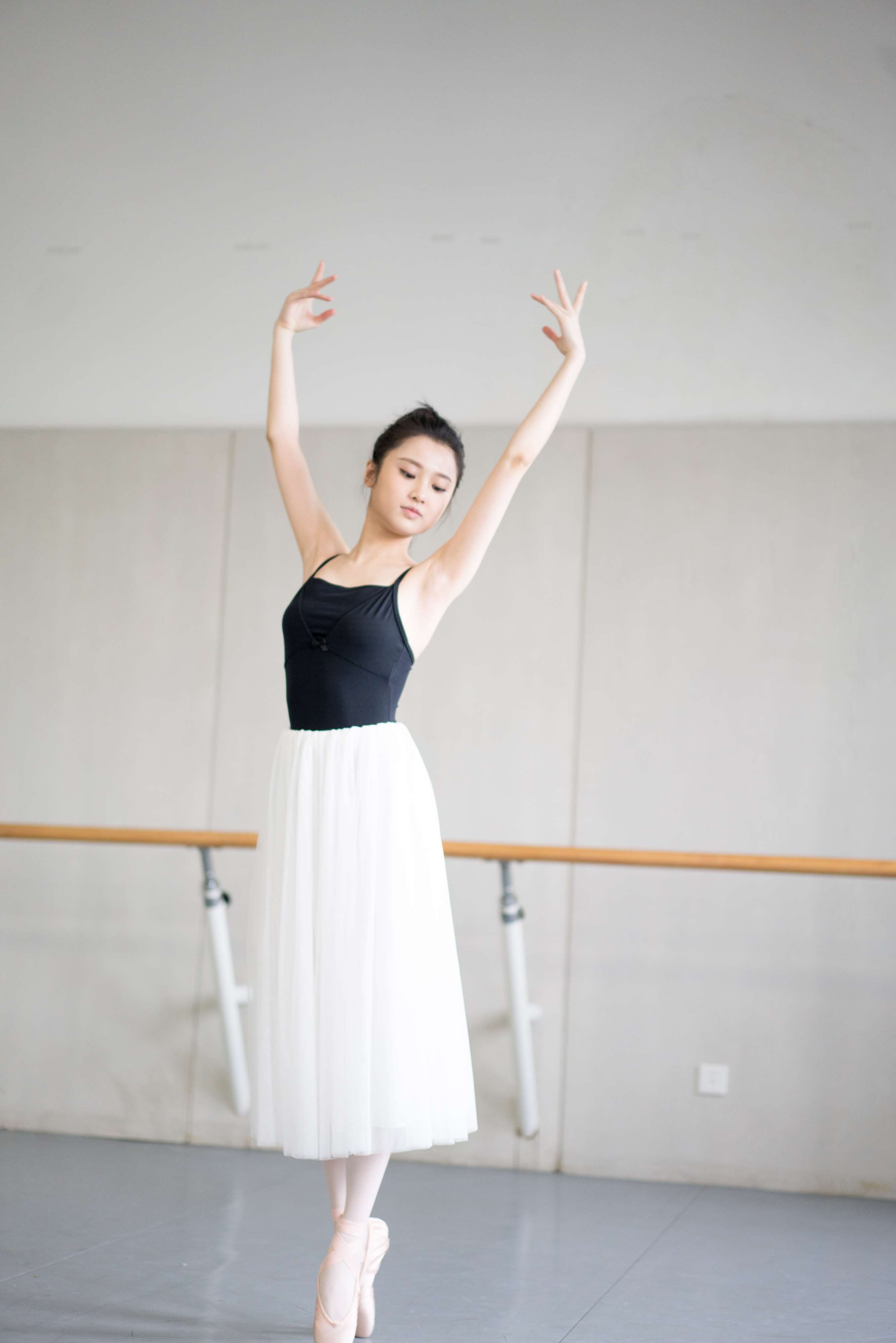 《舞蹈生芭蕾白裙练舞》作品图