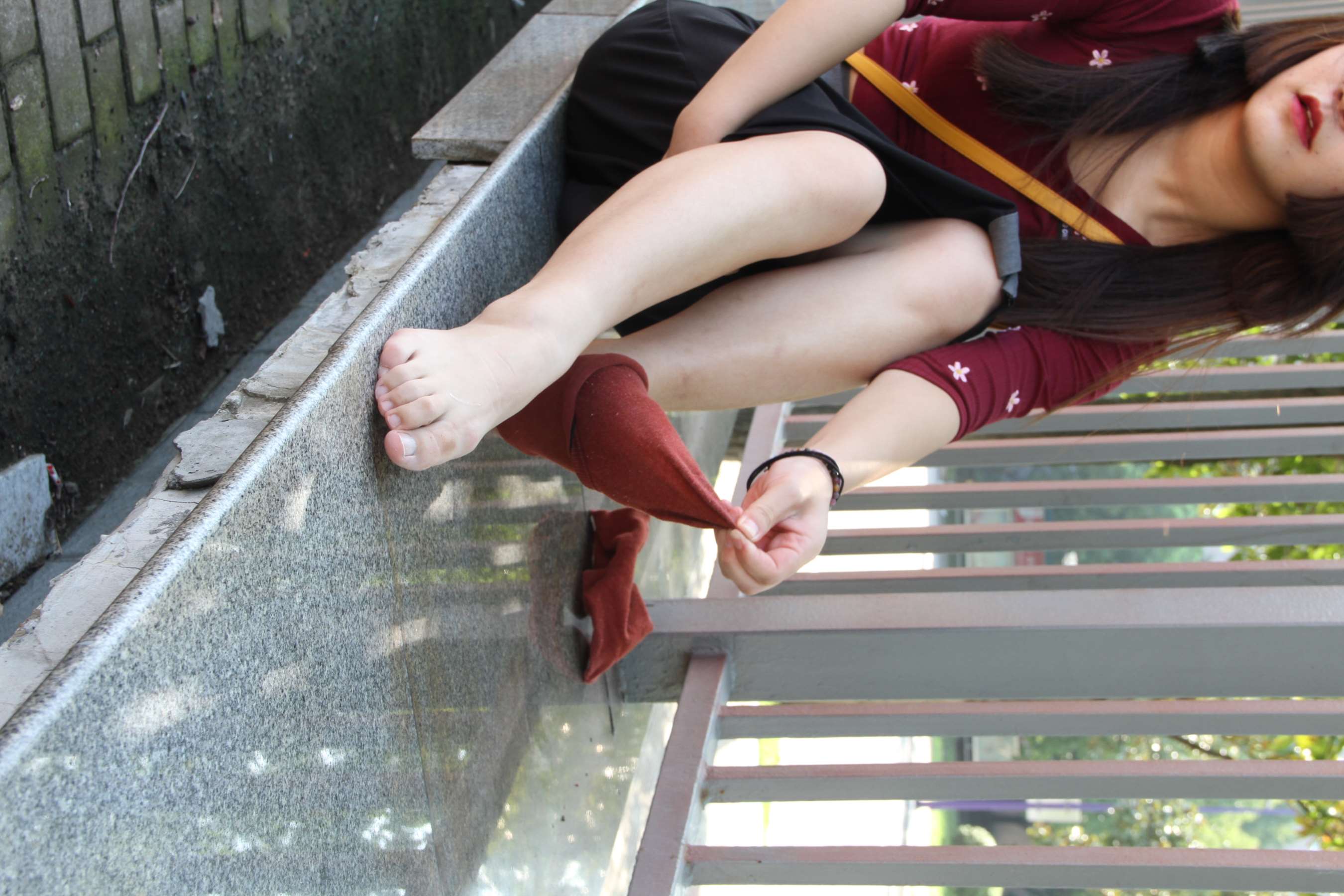 《校园一角-午间休闲》作品图