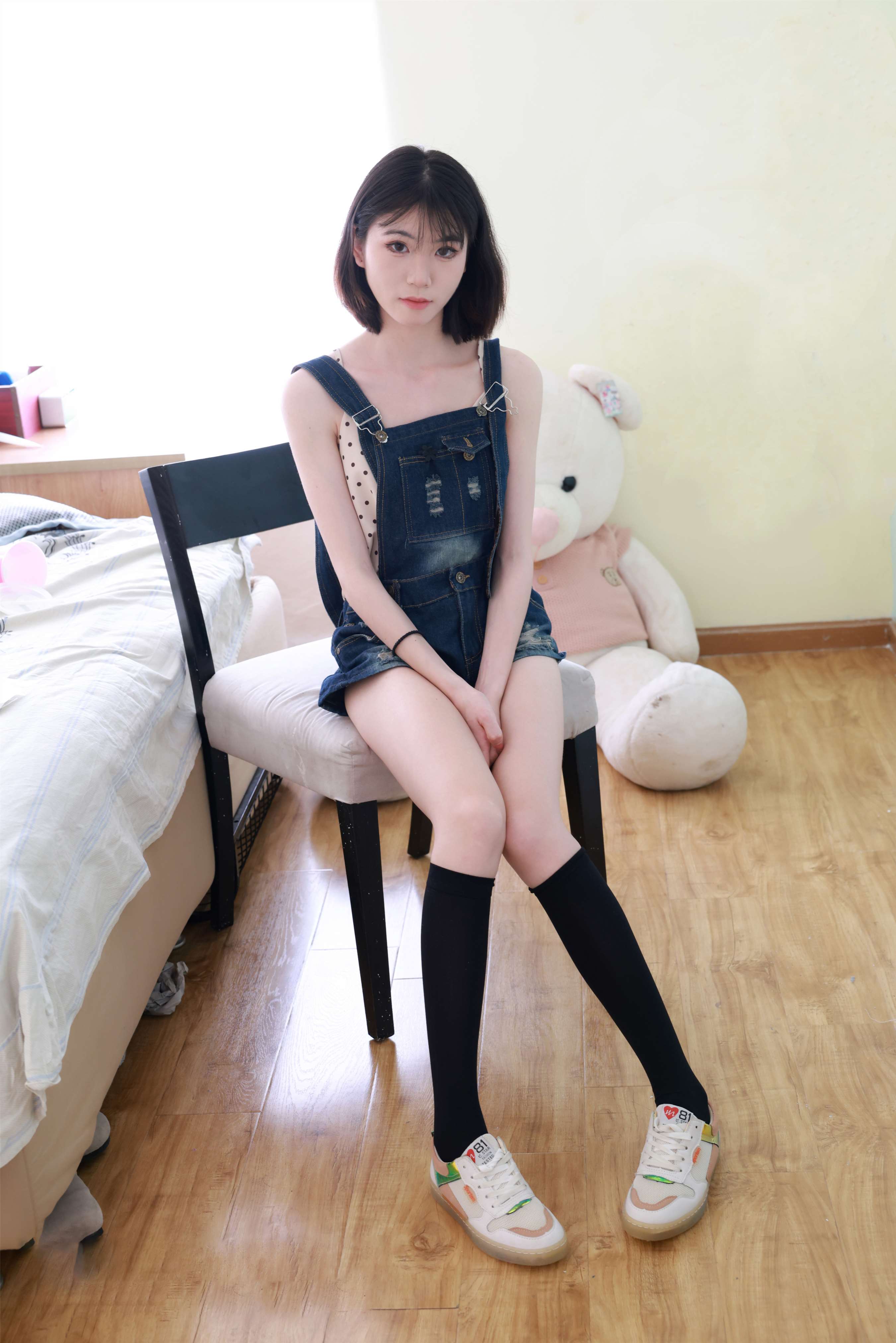 《秋秋-脱长黑袜展嫩足》作品图