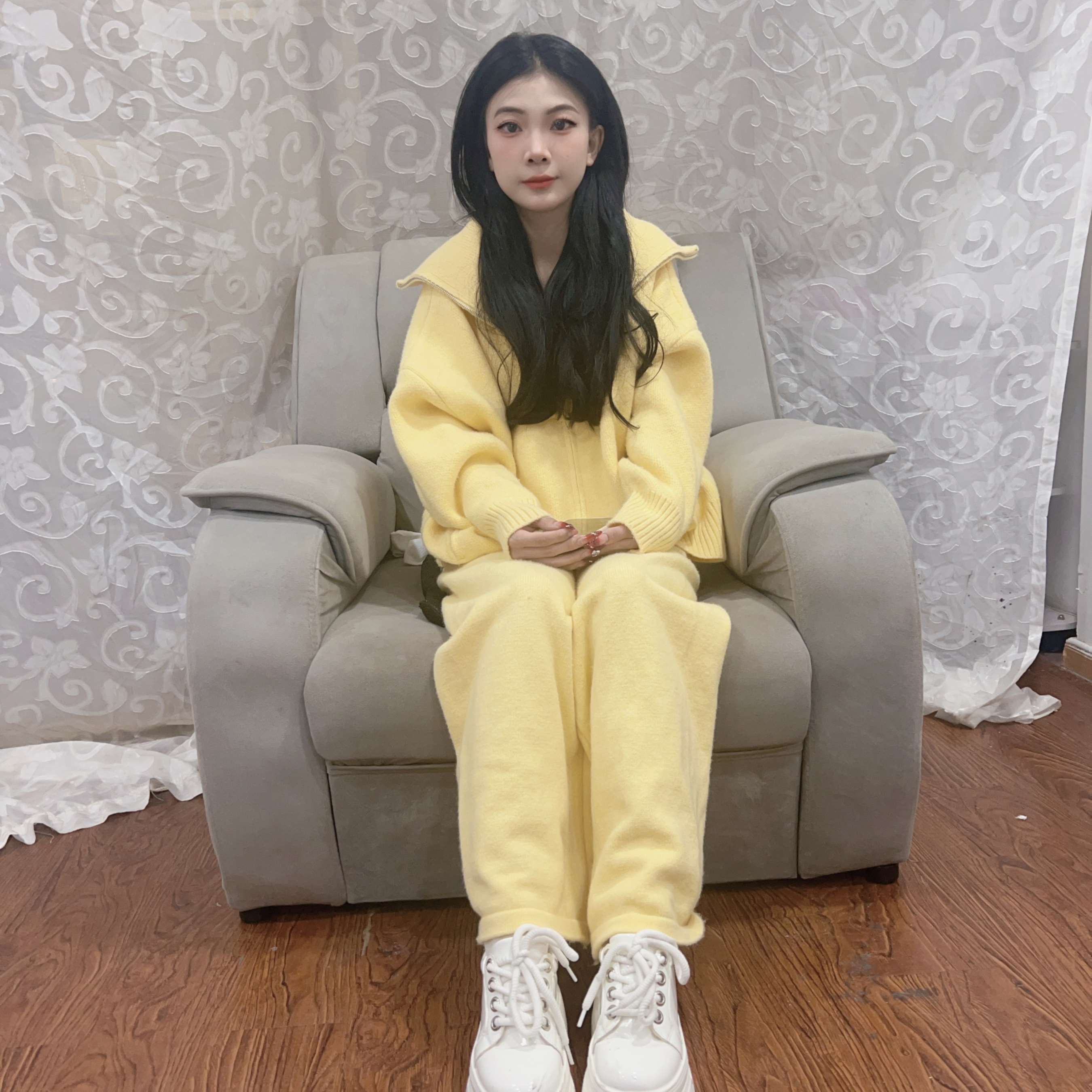 《黄衣少女的嫩足》作品图