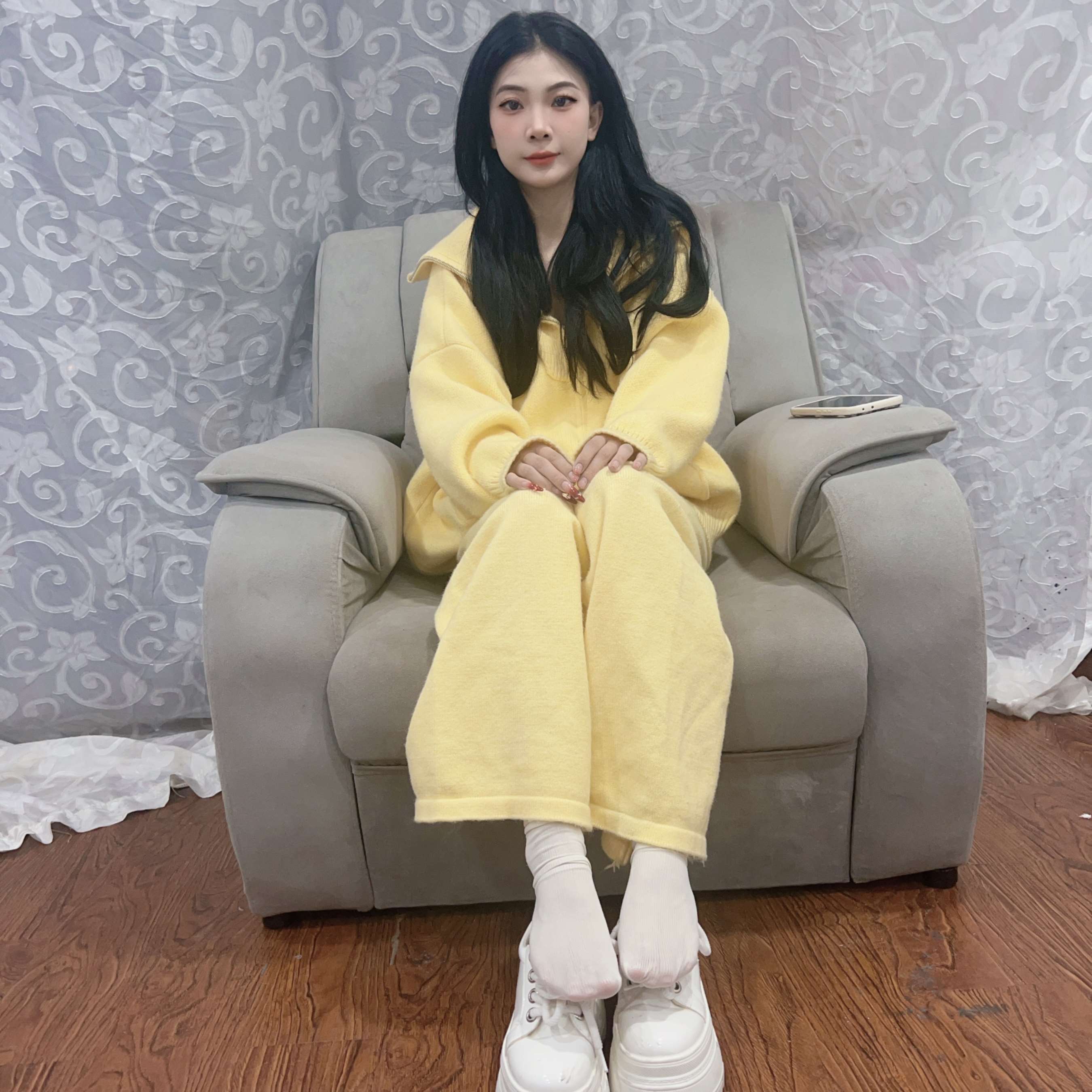 《黄衣少女的嫩足》作品图