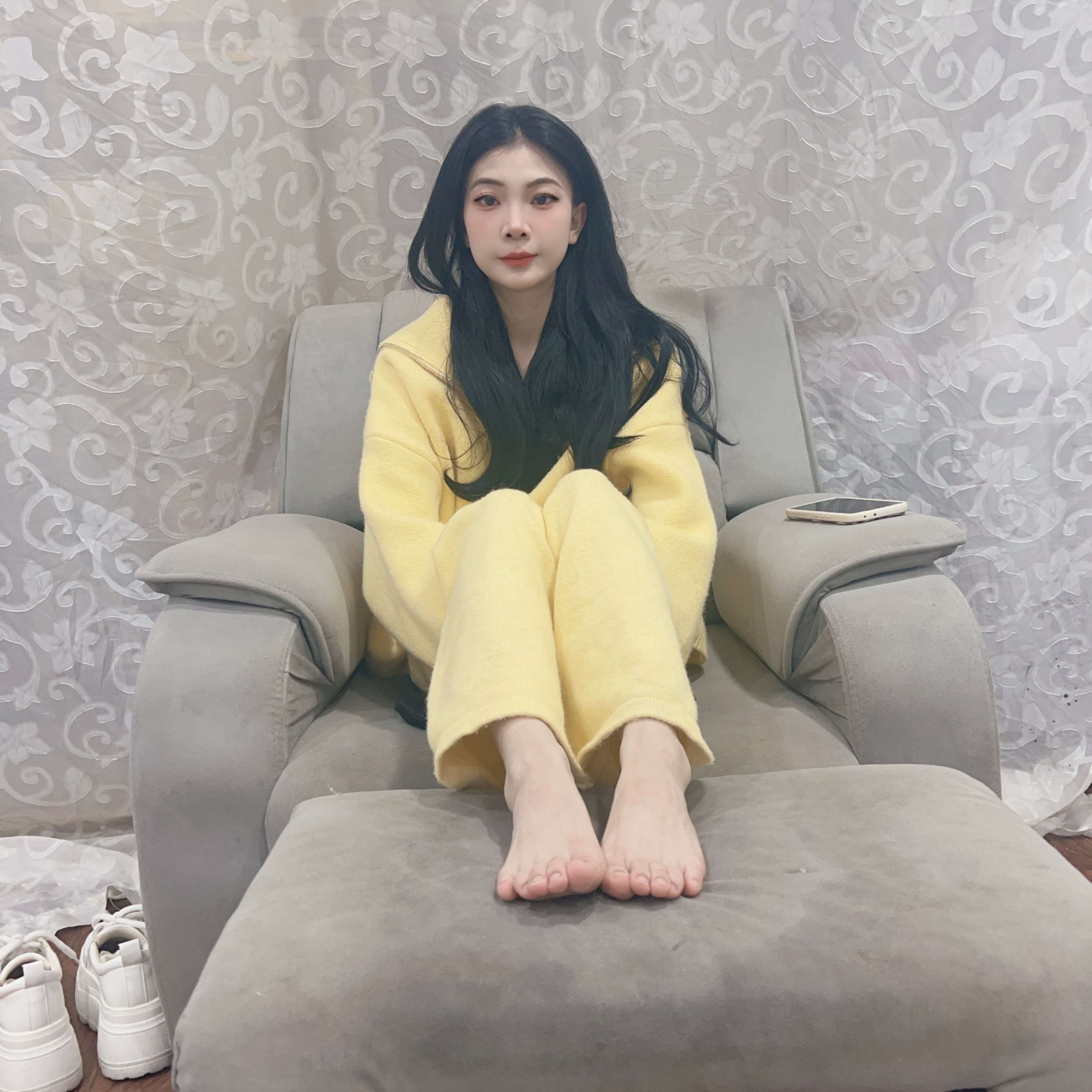 《黄衣少女的嫩足》作品图