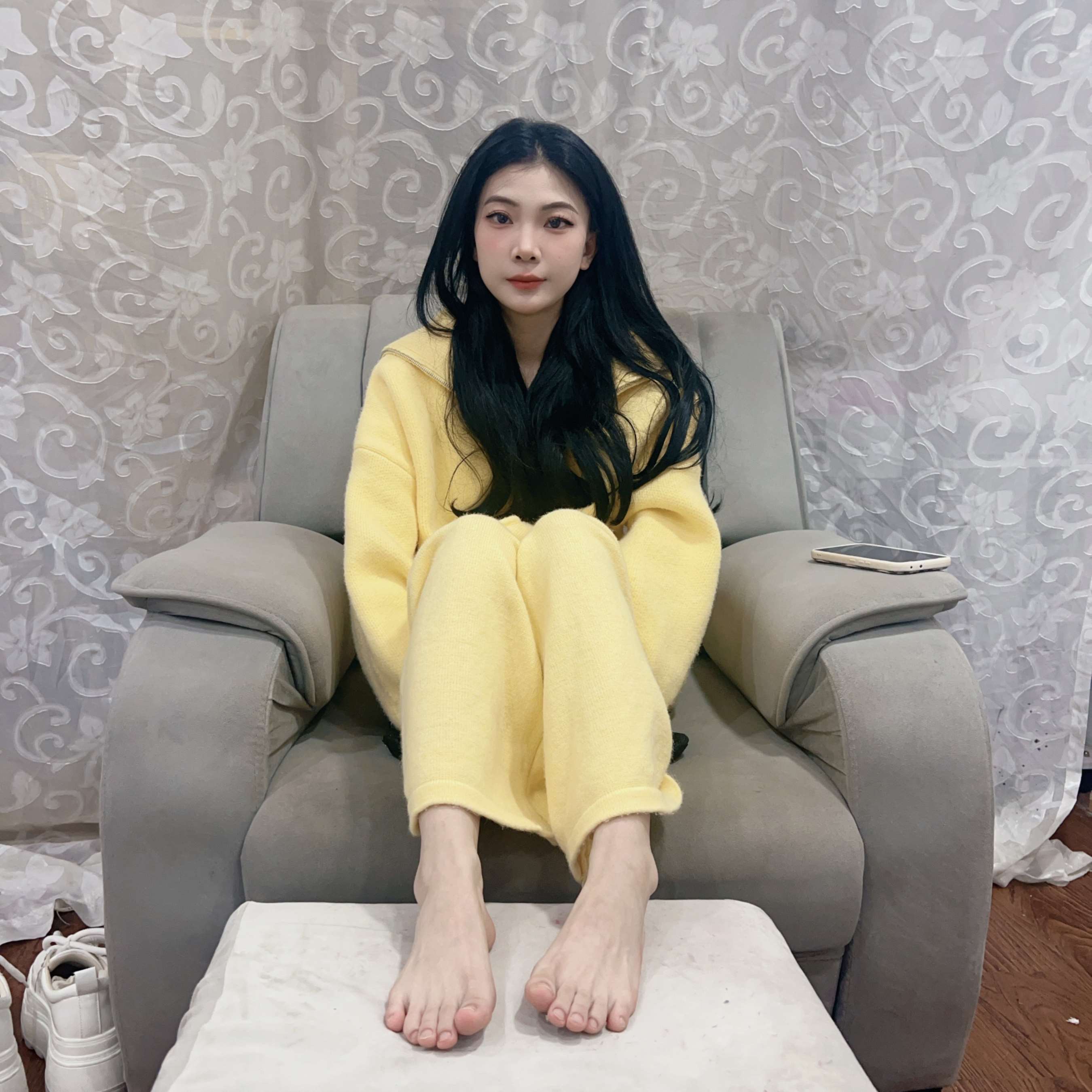 《黄衣少女的嫩足》作品图