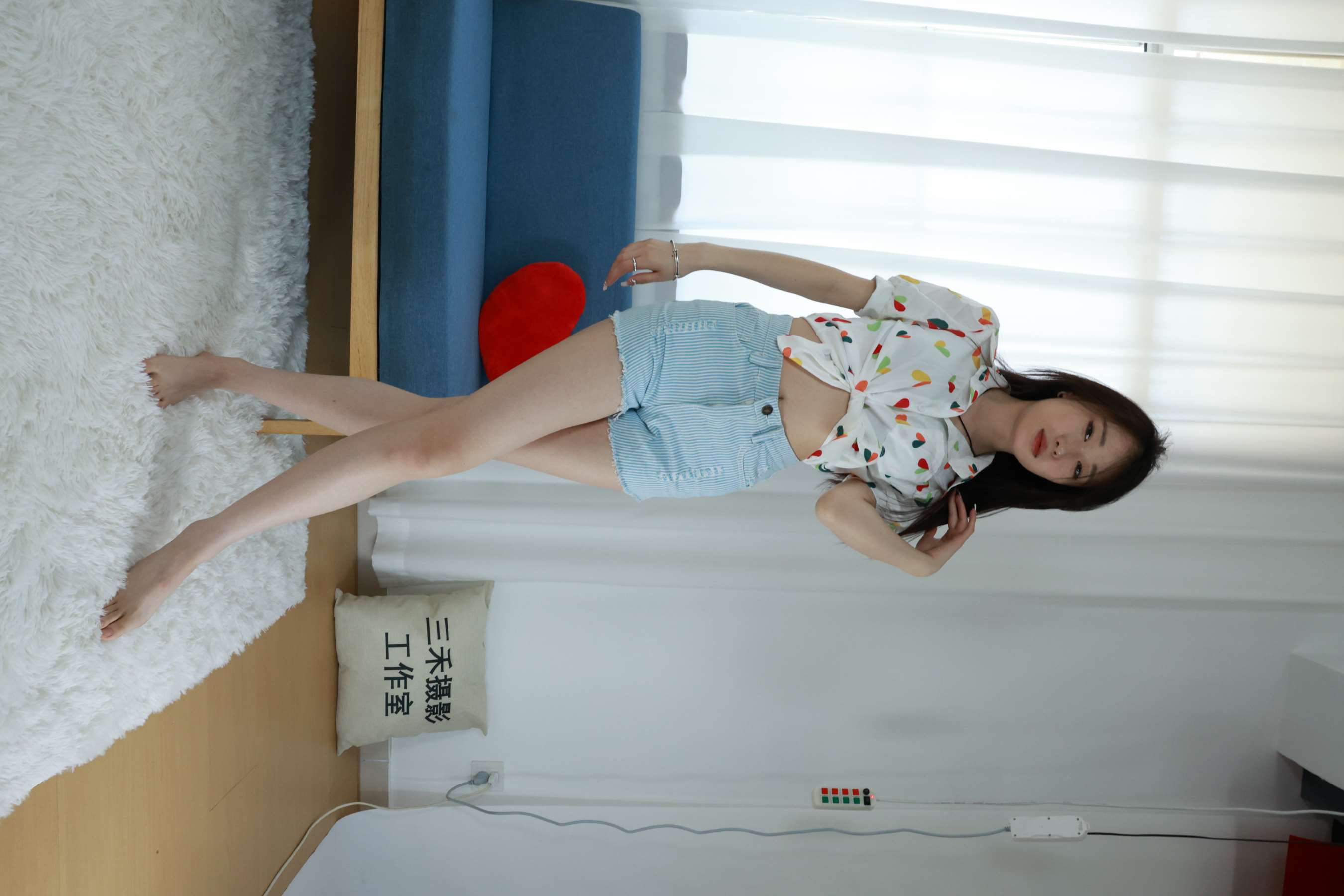 《毛毯上的牛仔热裤少女嫩足》作品图