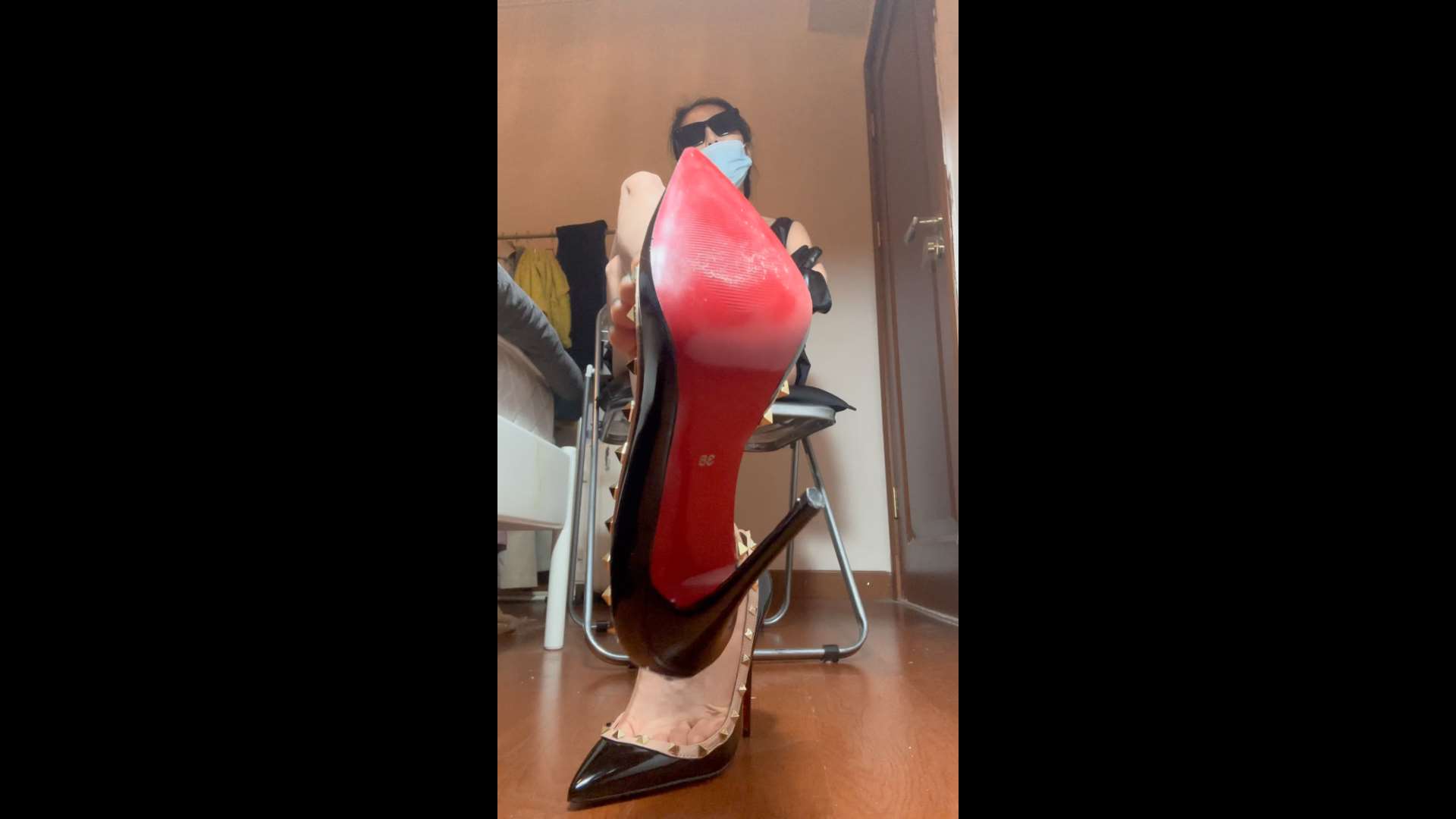 《[视频]孙圆圆-皮衣、手套嫩足挑高跟》作品图