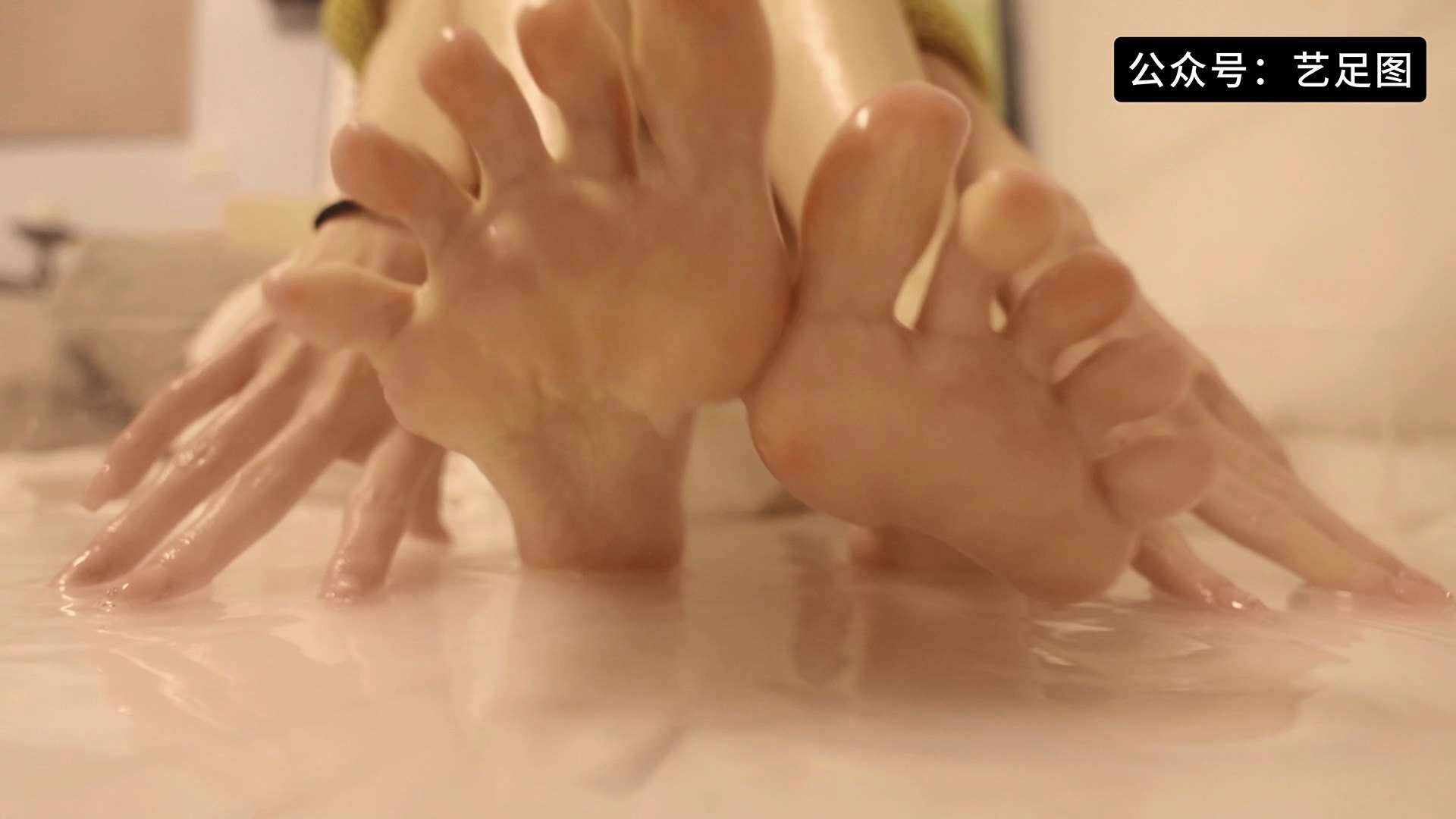 《[视频]少女嫩足玩水》作品图