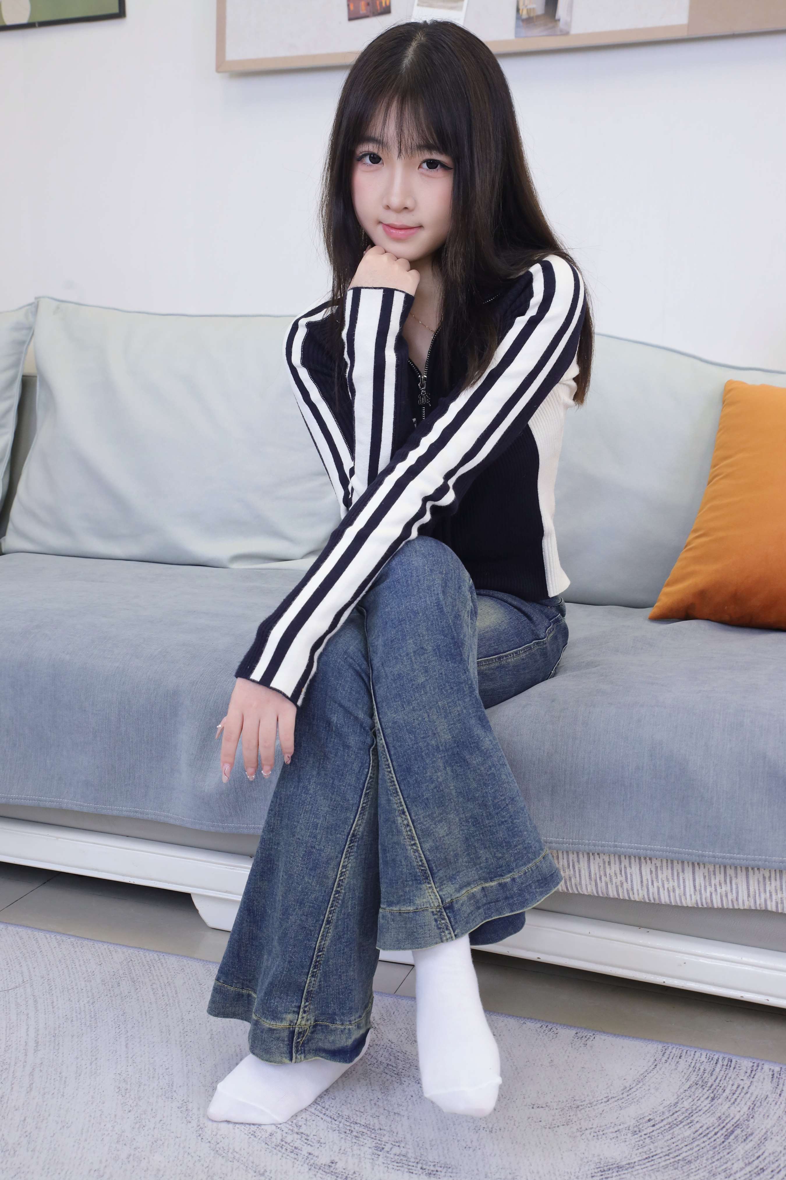 《小代 脱棉袜秀嫩足》作品图