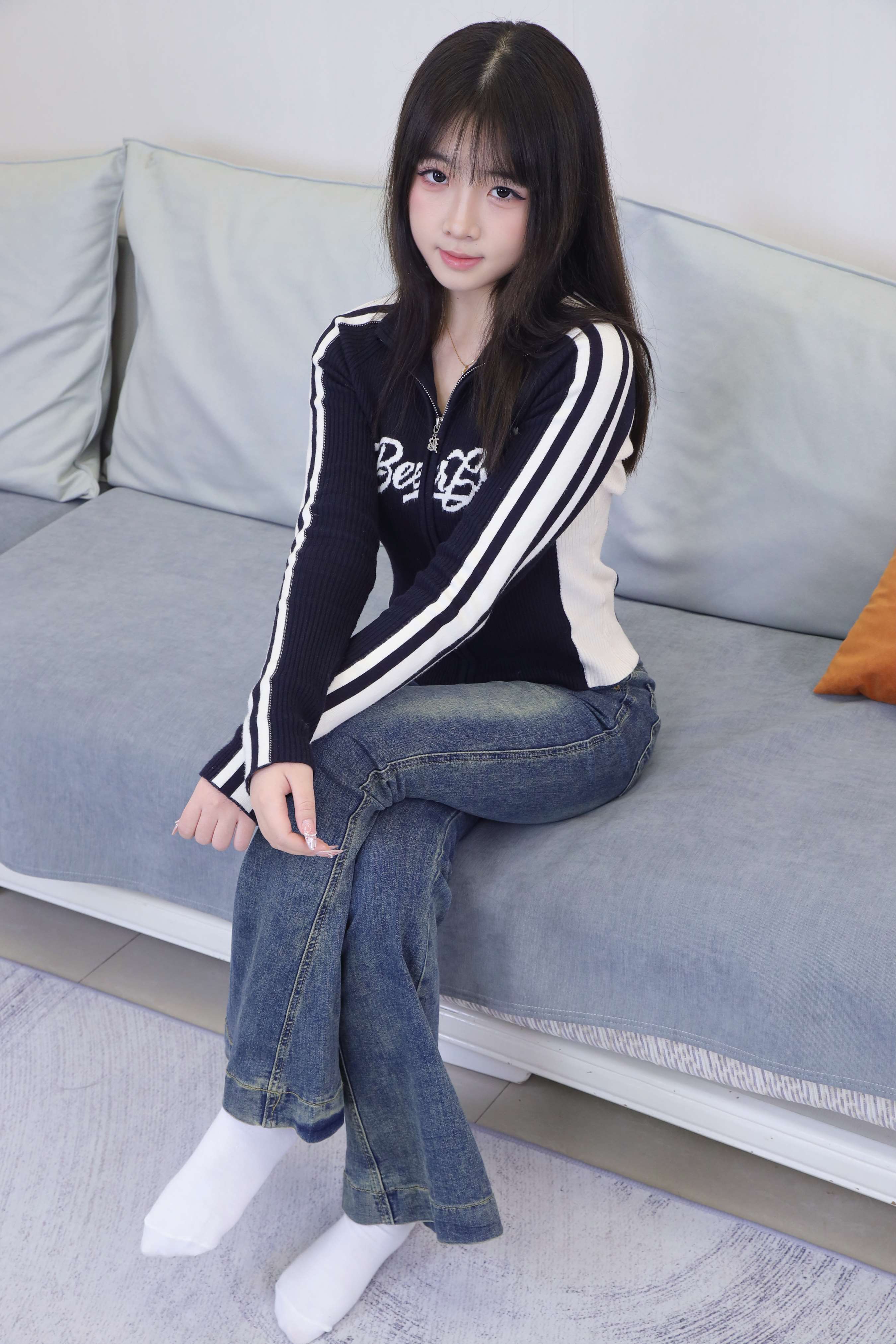 《小代 脱棉袜秀嫩足》作品图