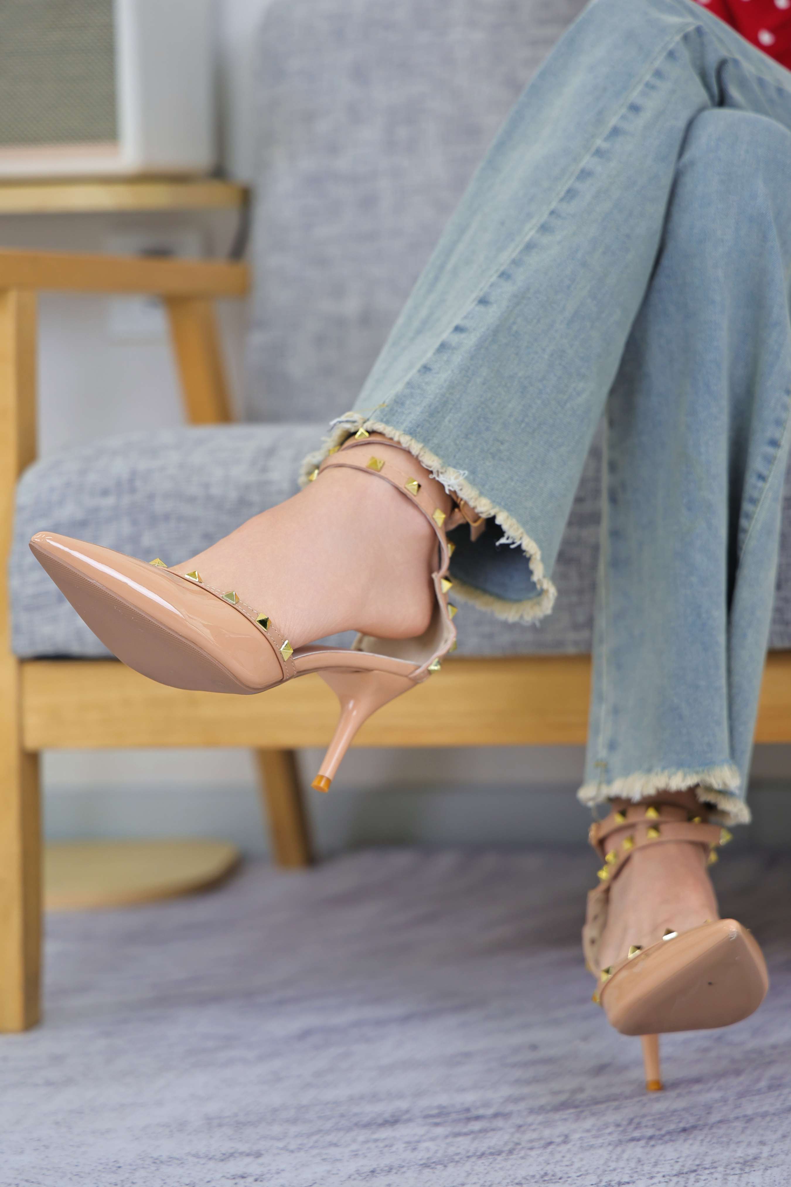 《淇淇 高跟の嫩足》作品图