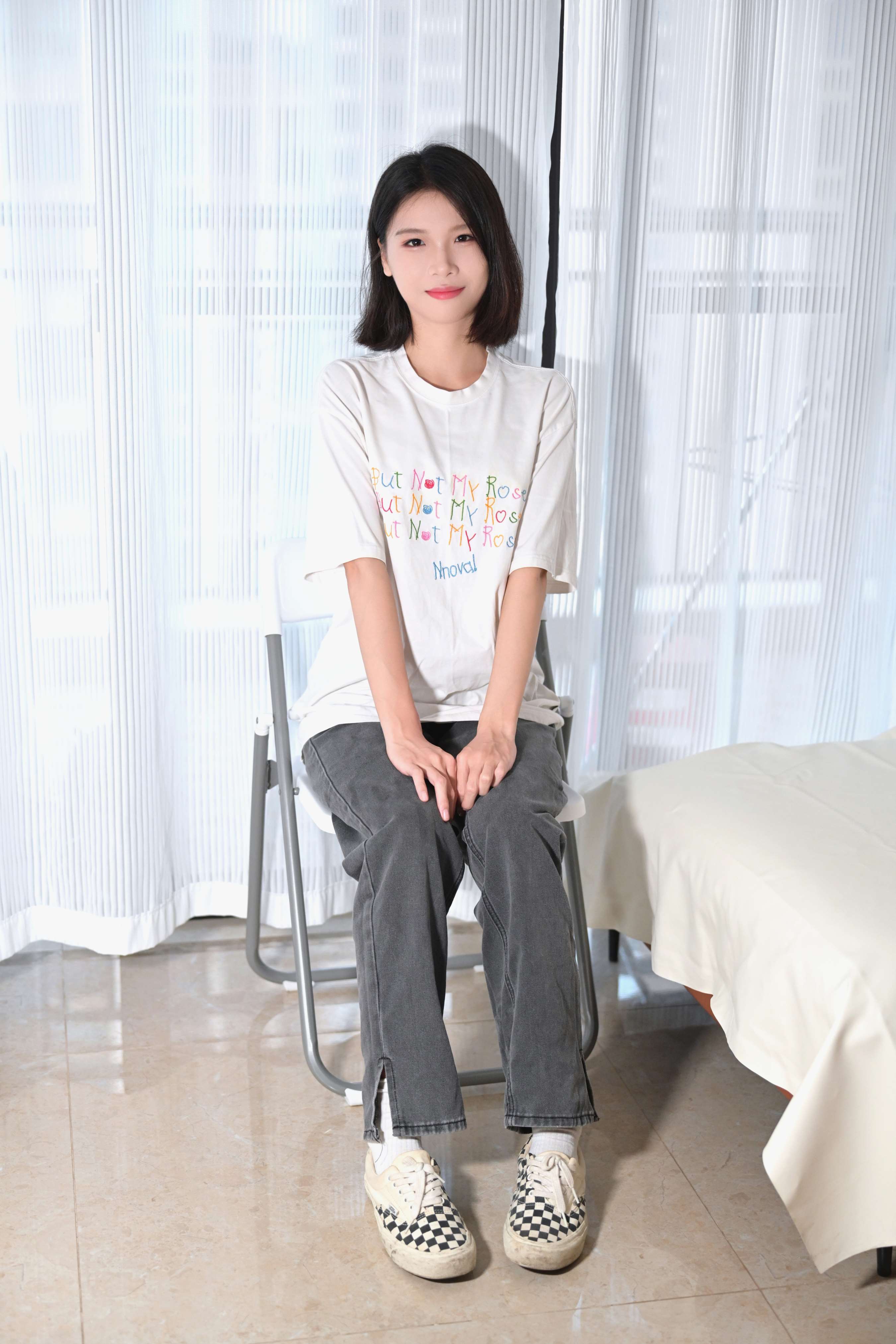 《少女 布鞋の棉袜、赤足》作品图