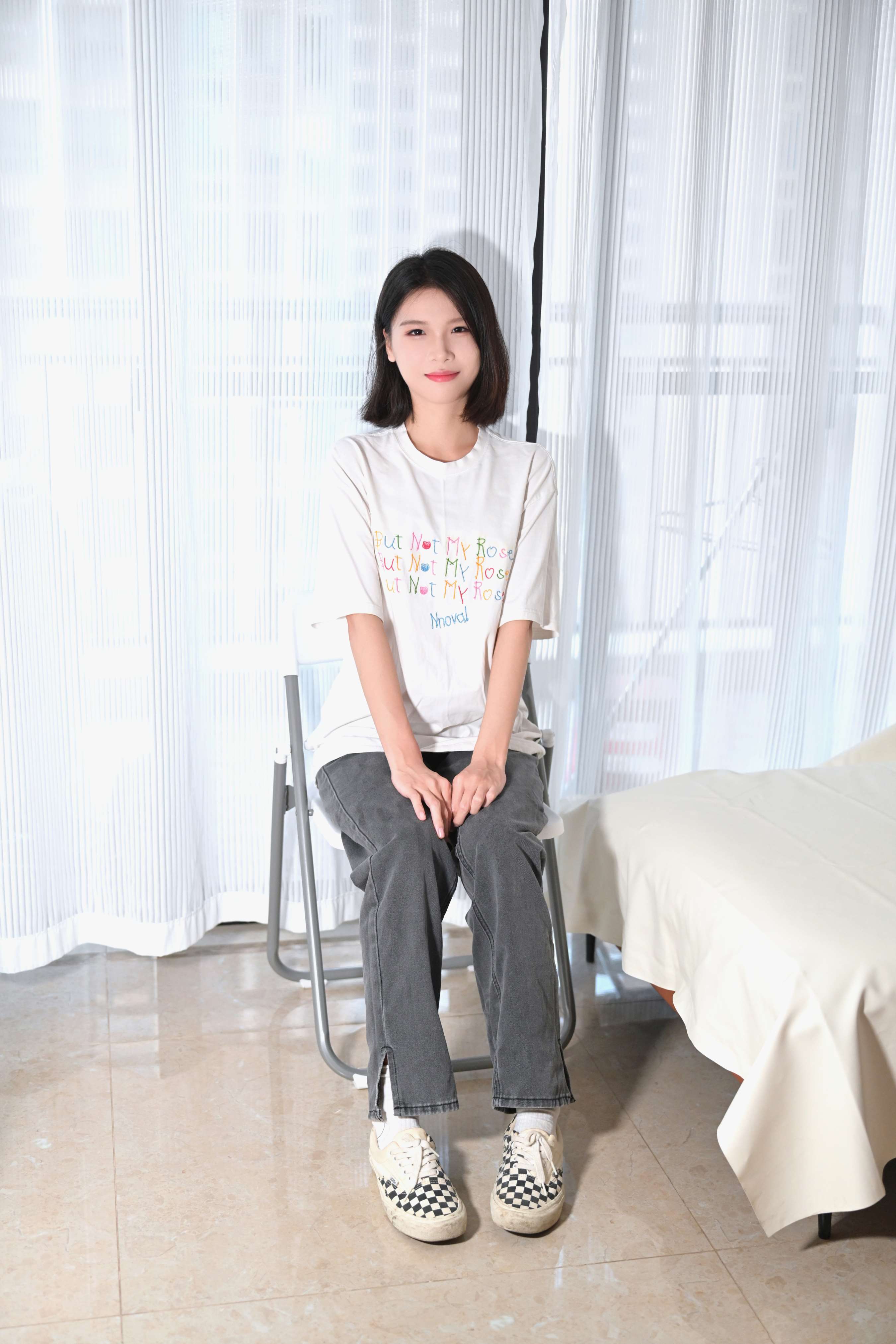 《少女 布鞋の棉袜、赤足》作品图