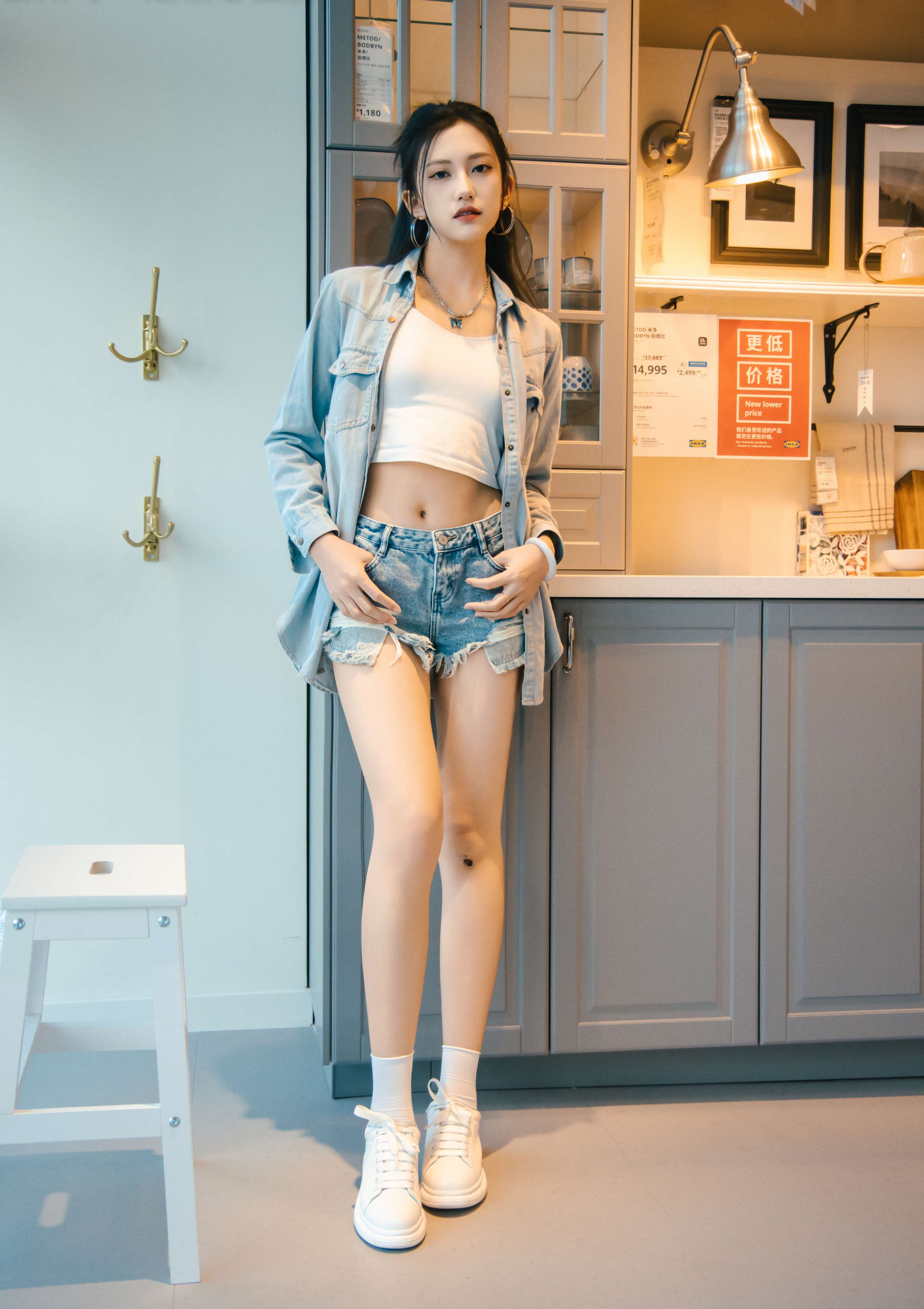 《可乐 板鞋の白棉袜、裸足》作品图