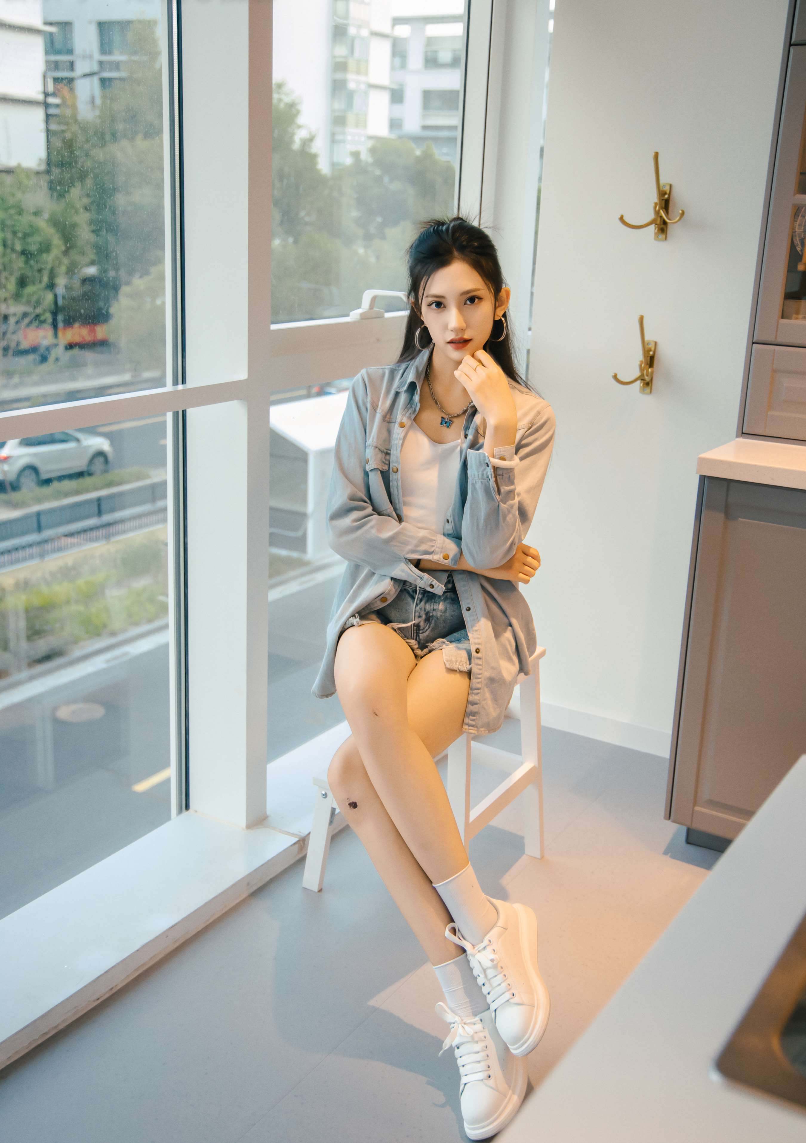 《可乐 板鞋の白棉袜、裸足》作品图