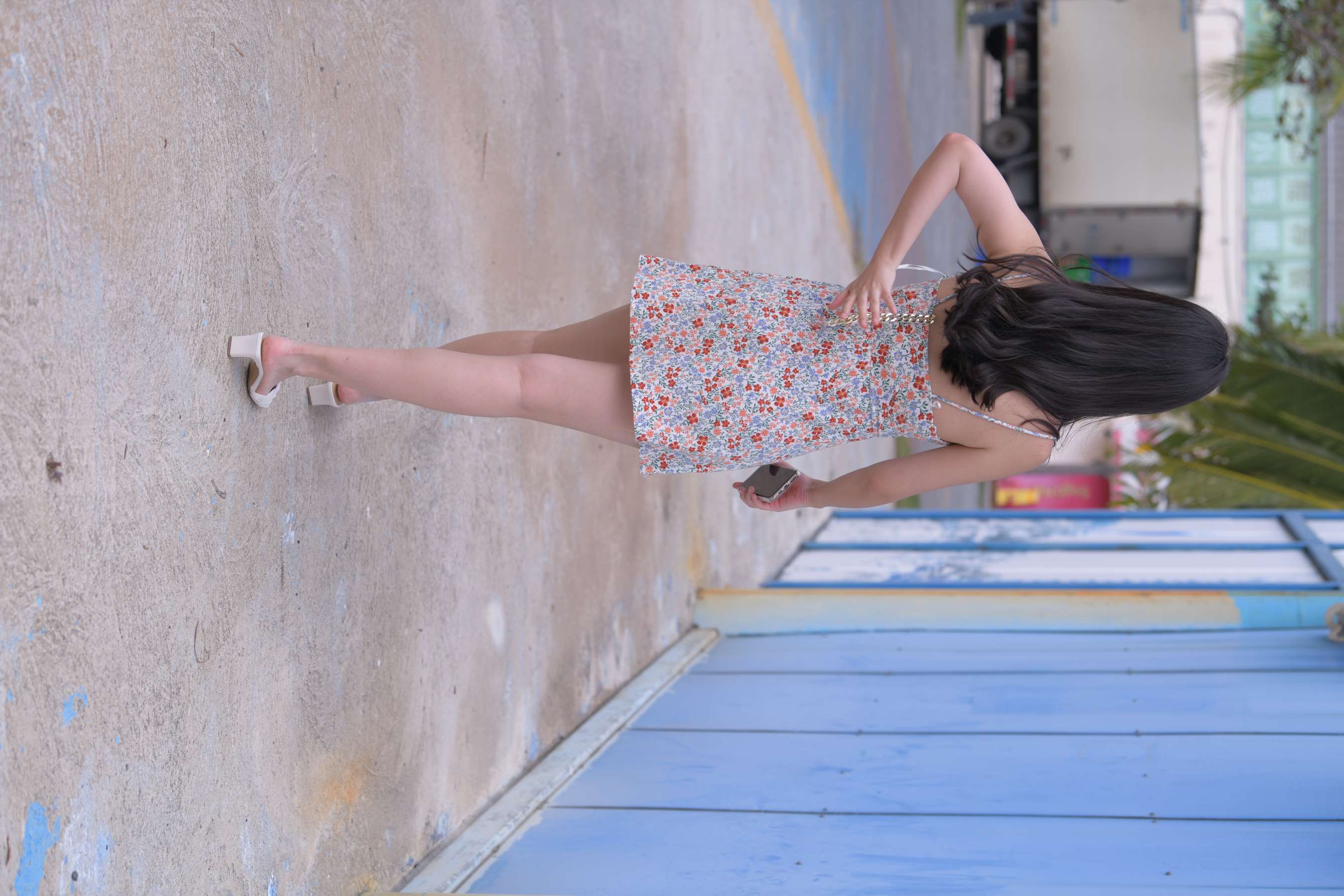 《花裙少女凉高跟の嫩足》作品图