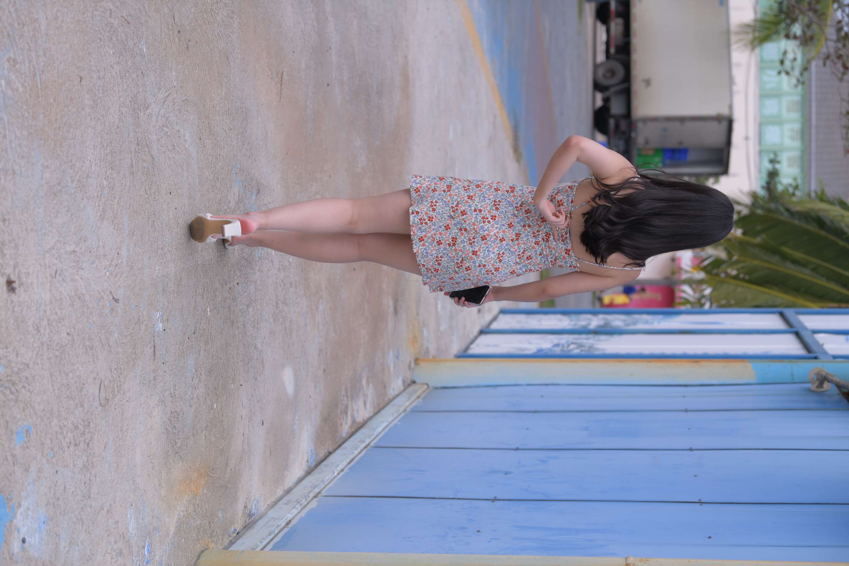 《花裙少女凉高跟の嫩足》作品图