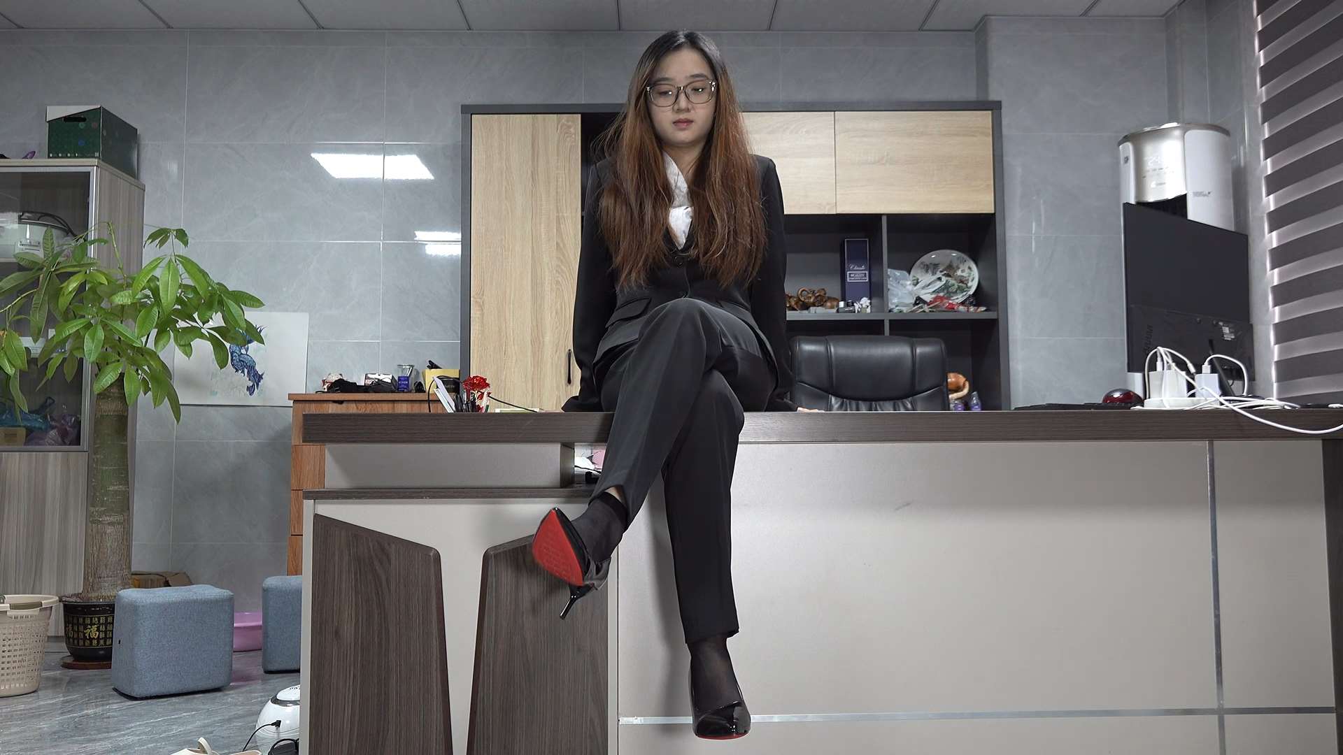 《[视频]办公室文员瑜瑜穿上黑丝展示美脚》作品图