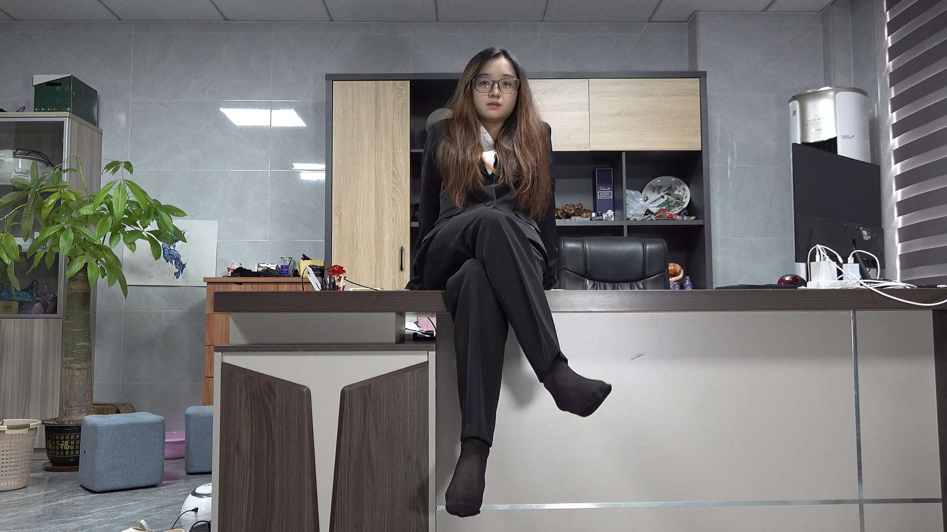 《[视频]办公室文员瑜瑜穿上黑丝展示美脚》作品图