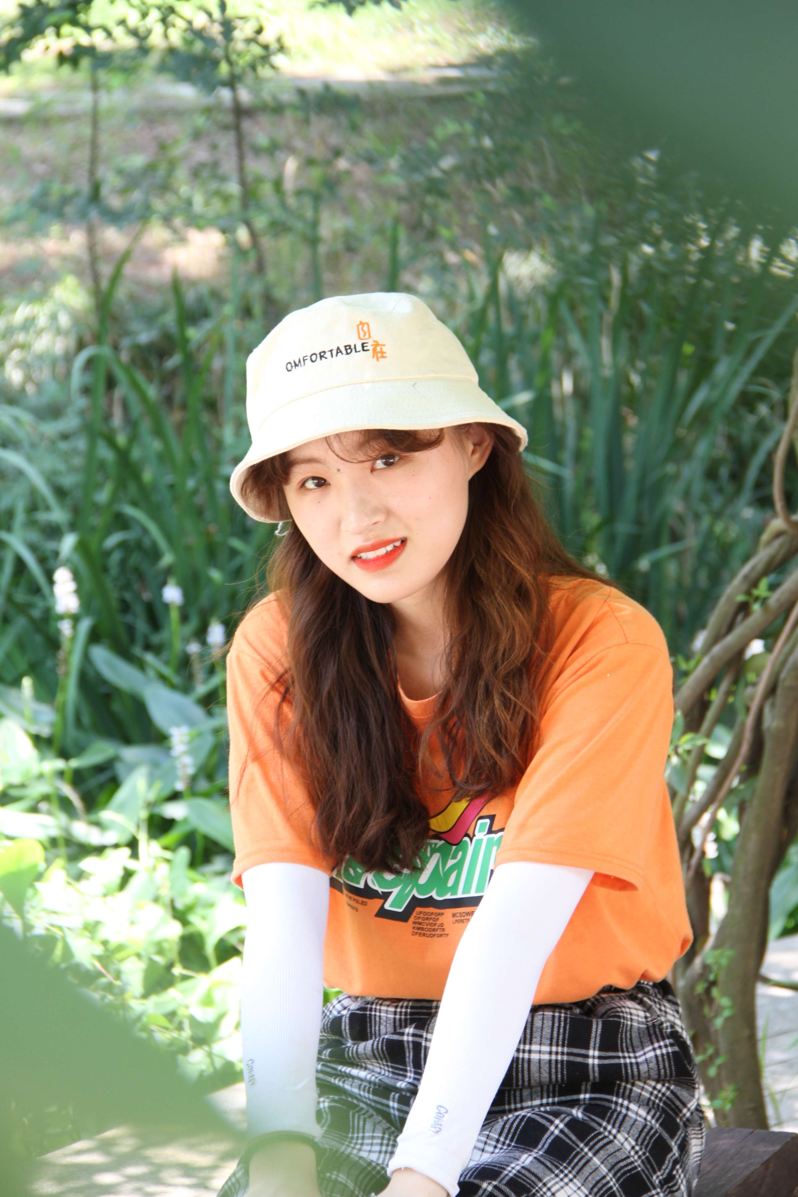 《校园一角 晒晒我的脚丫》作品图