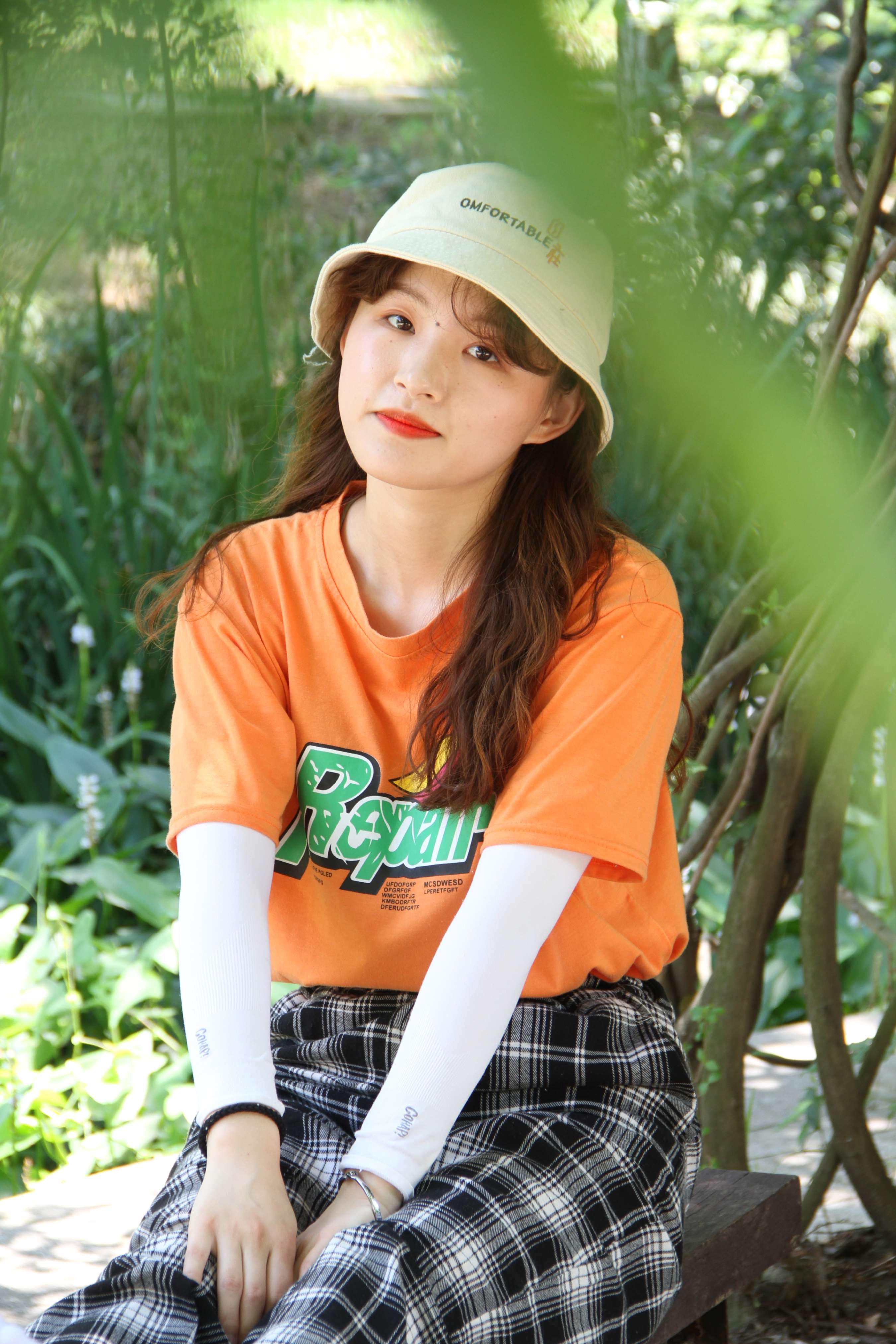 《校园一角 晒晒我的脚丫》作品图