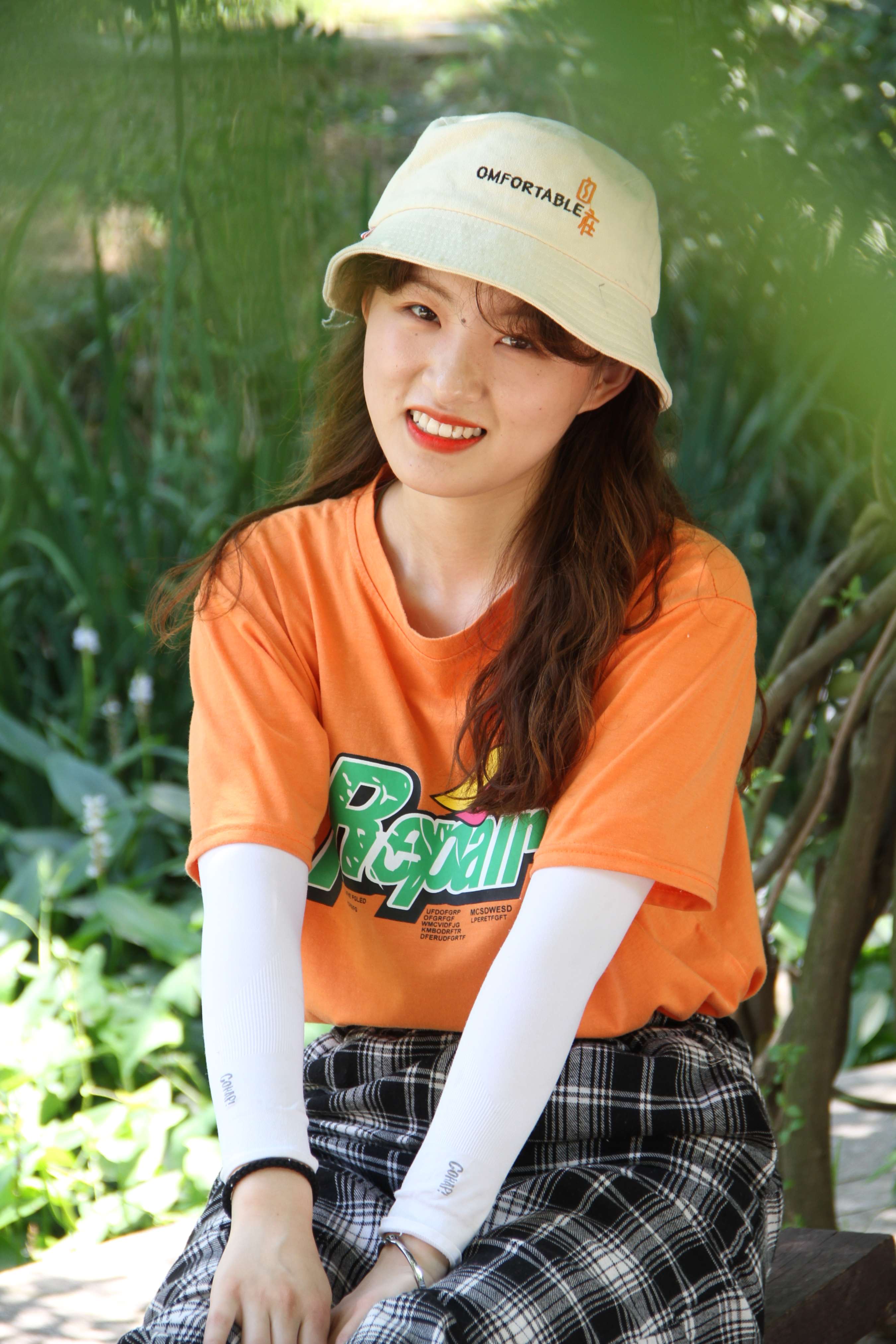 《校园一角 晒晒我的脚丫》作品图