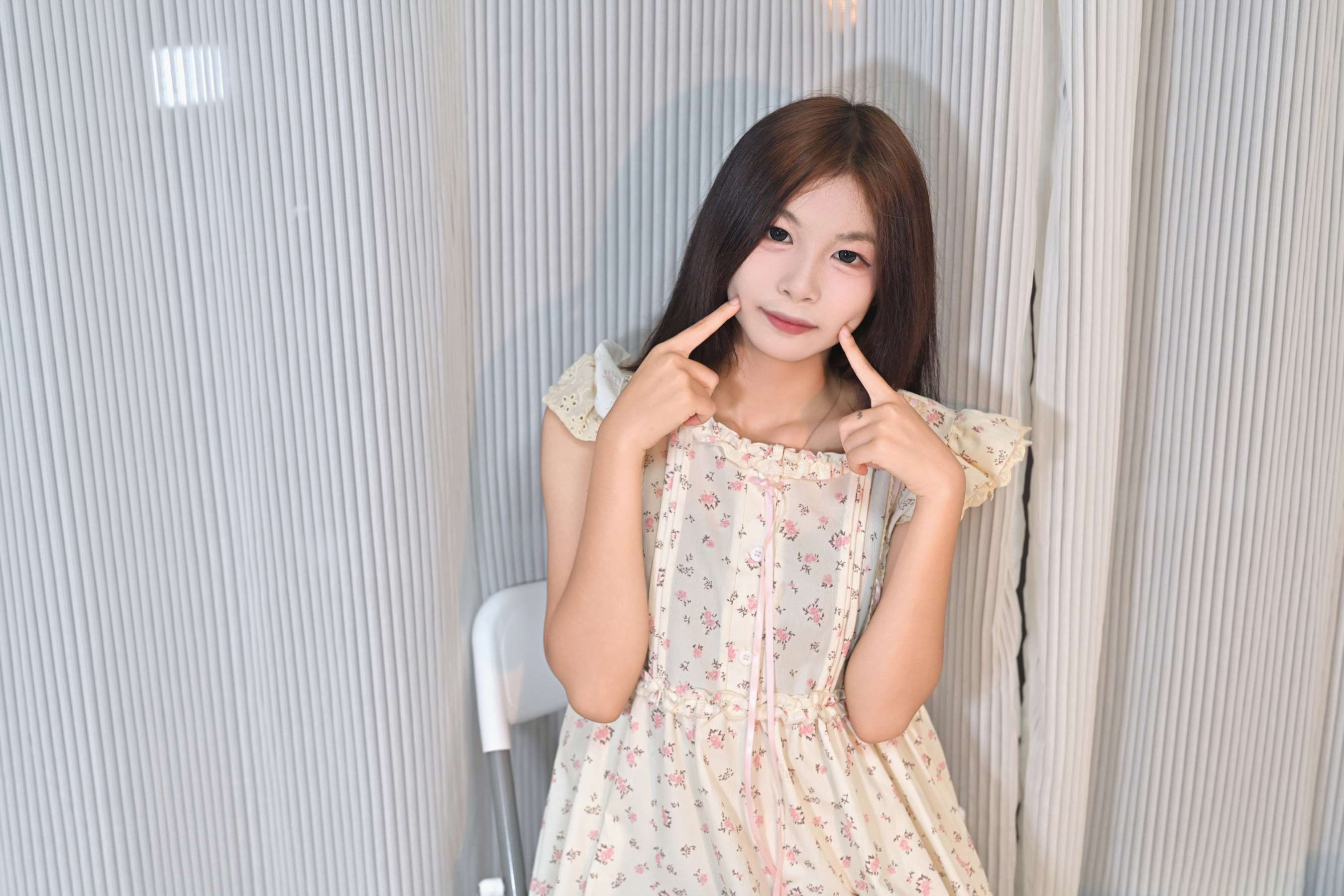 《少女 花裙の棉袜、赤足》作品图