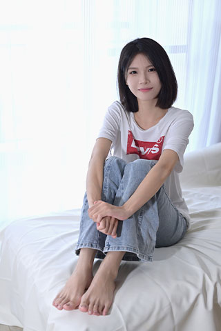 牛仔少女脱白袜秀嫩足