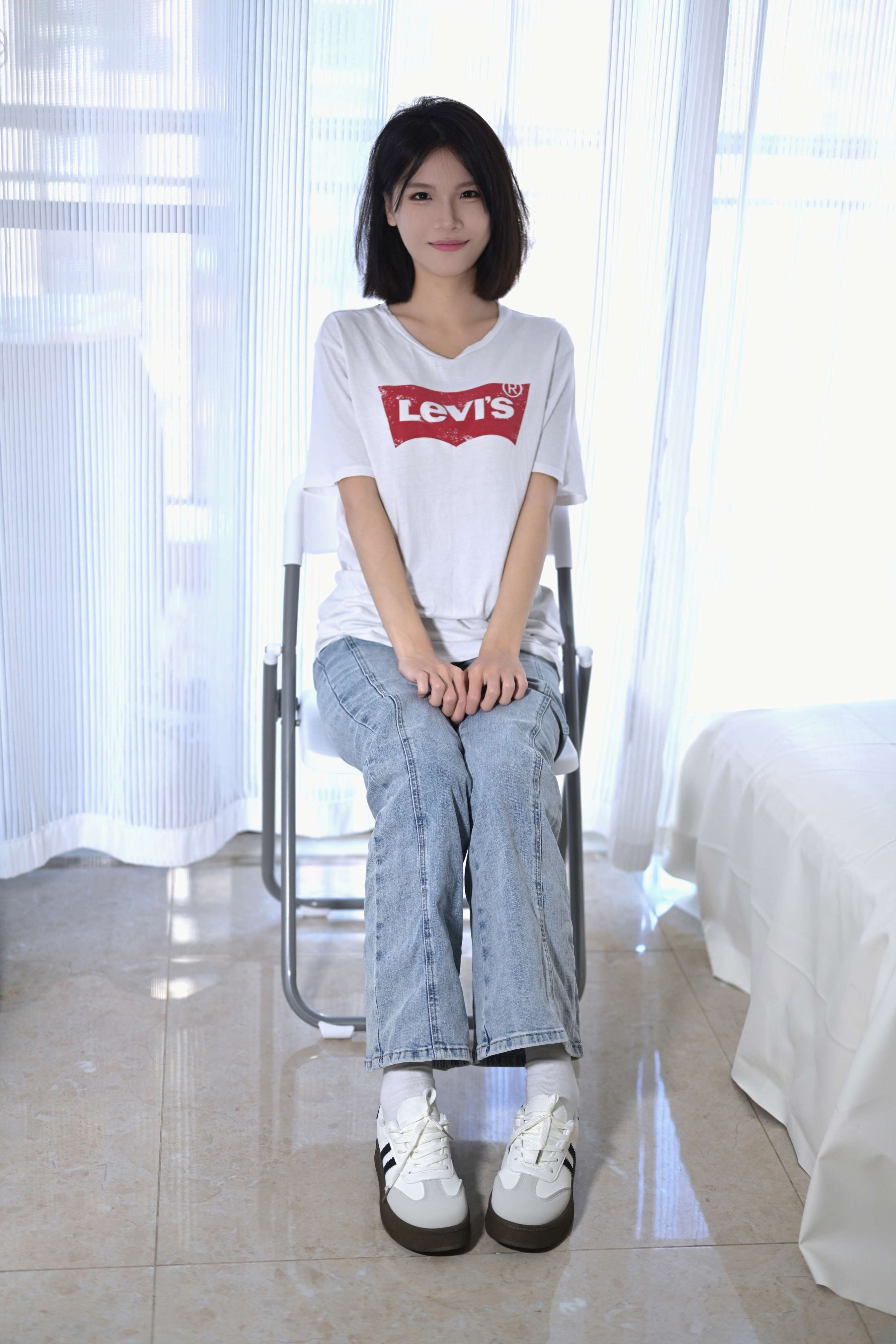 《牛仔少女脱白袜秀嫩足》作品图